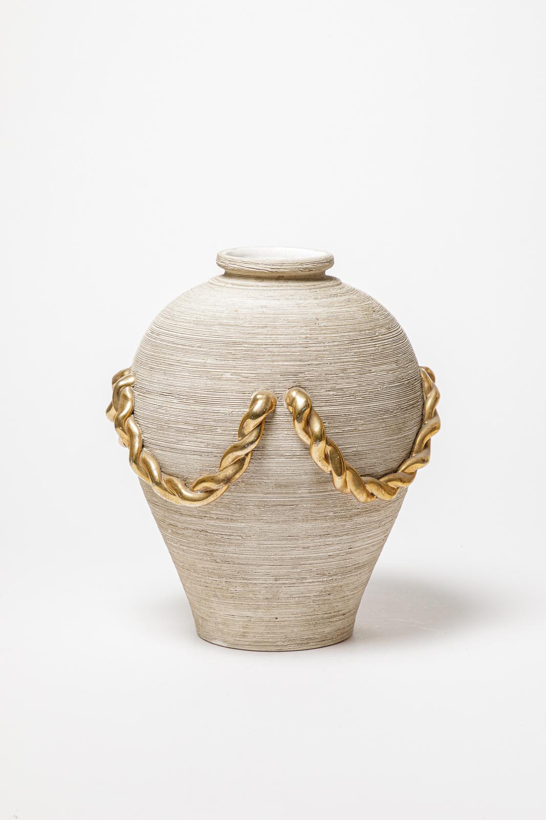 Attribuito a Lancel

Grande vaso in ceramica art déco

Smalti ceramici di colore bianco e oro

Originale in ottime condizioni

Altezza 34 cm
Grande 24 cm