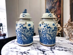 A.I.C.. Paire de pots à gingembre bleus et blancs de style chinois d'exportation avec chiens Foo