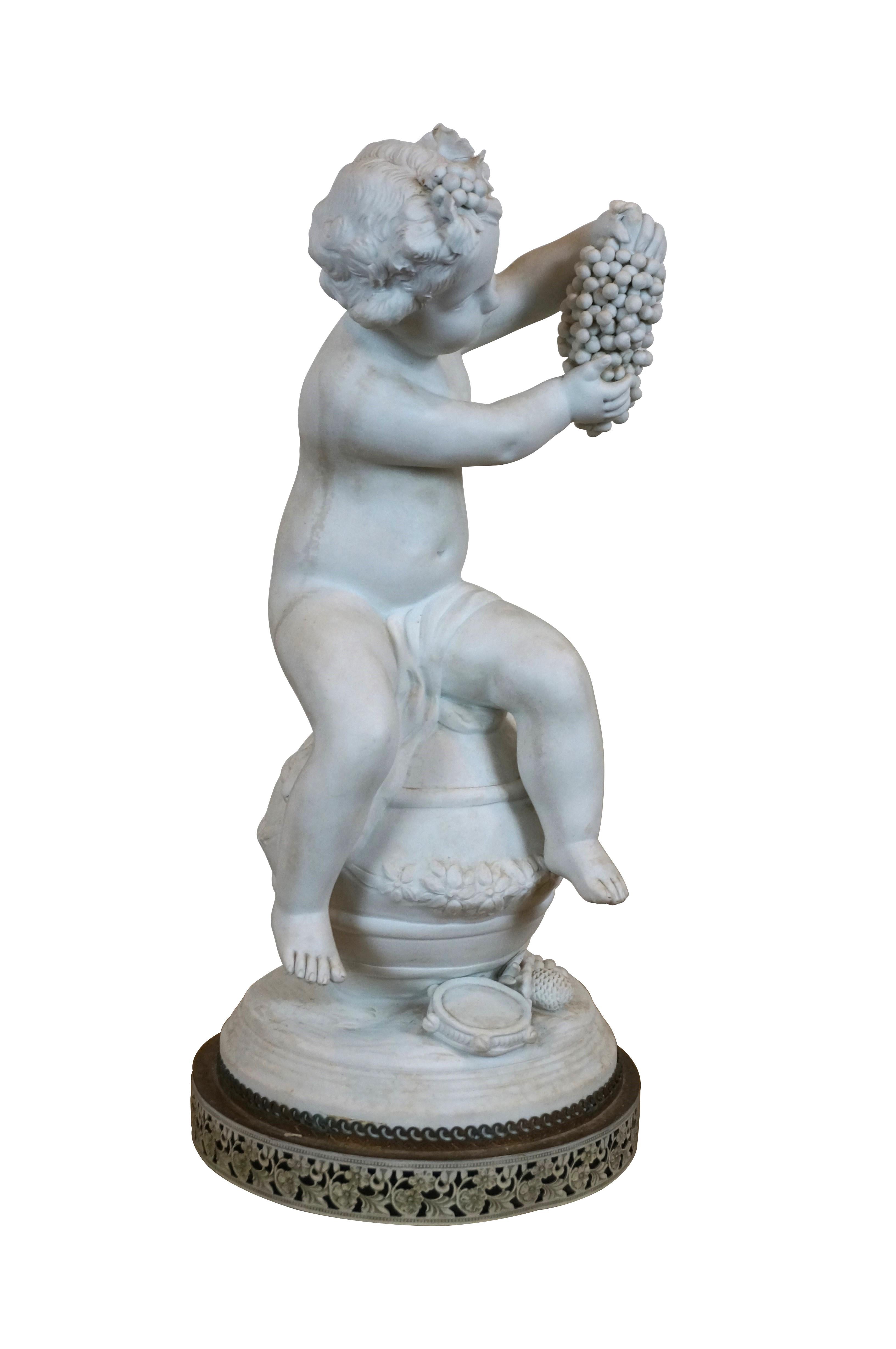 Gréco-romain Grande sculpture de Bacchus avec raisins en porcelaine bisque française du 20e siècle par Fagotto