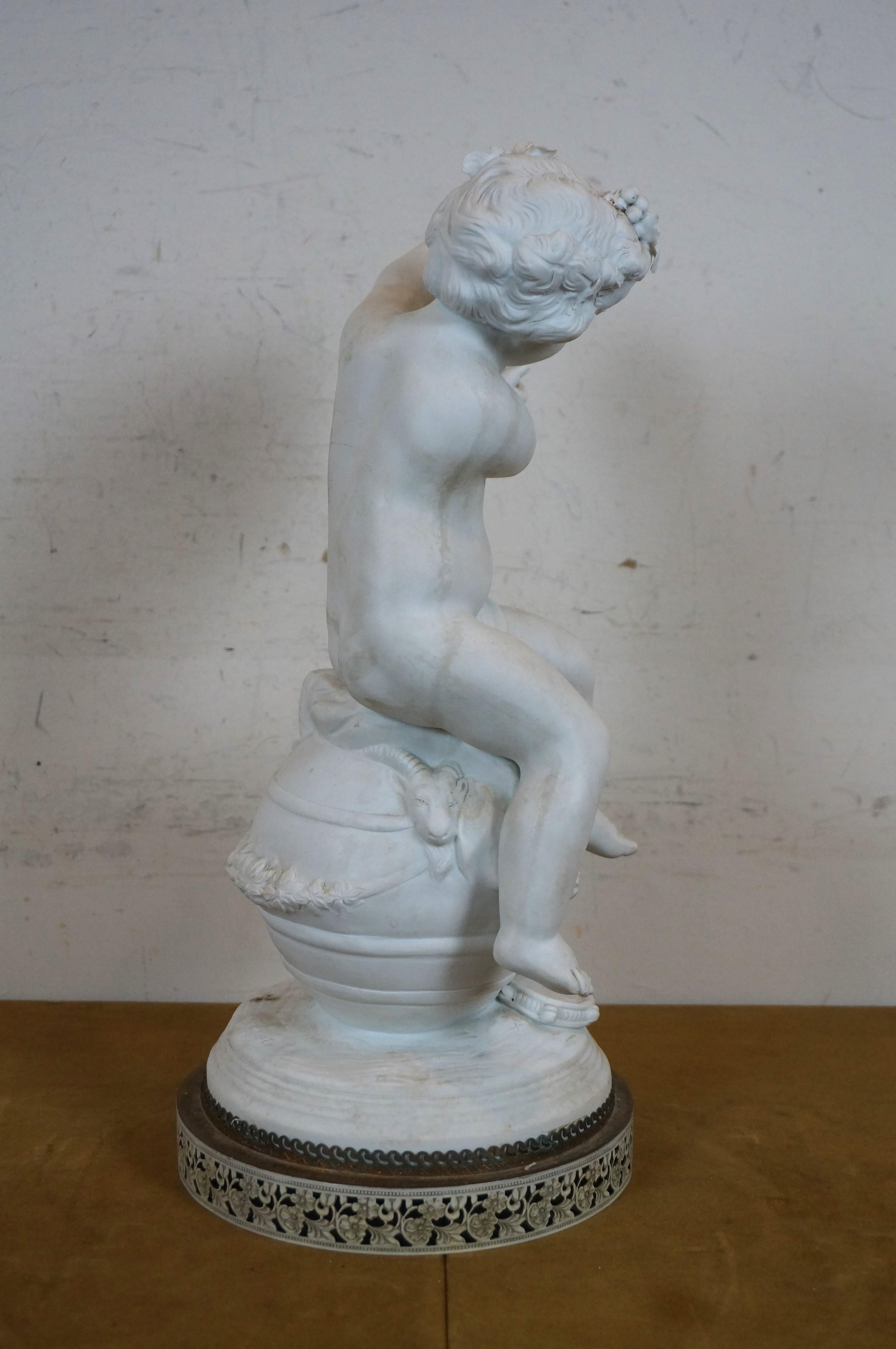 Grande sculpture de Bacchus avec raisins en porcelaine bisque française du 20e siècle par Fagotto Bon état à Dayton, OH