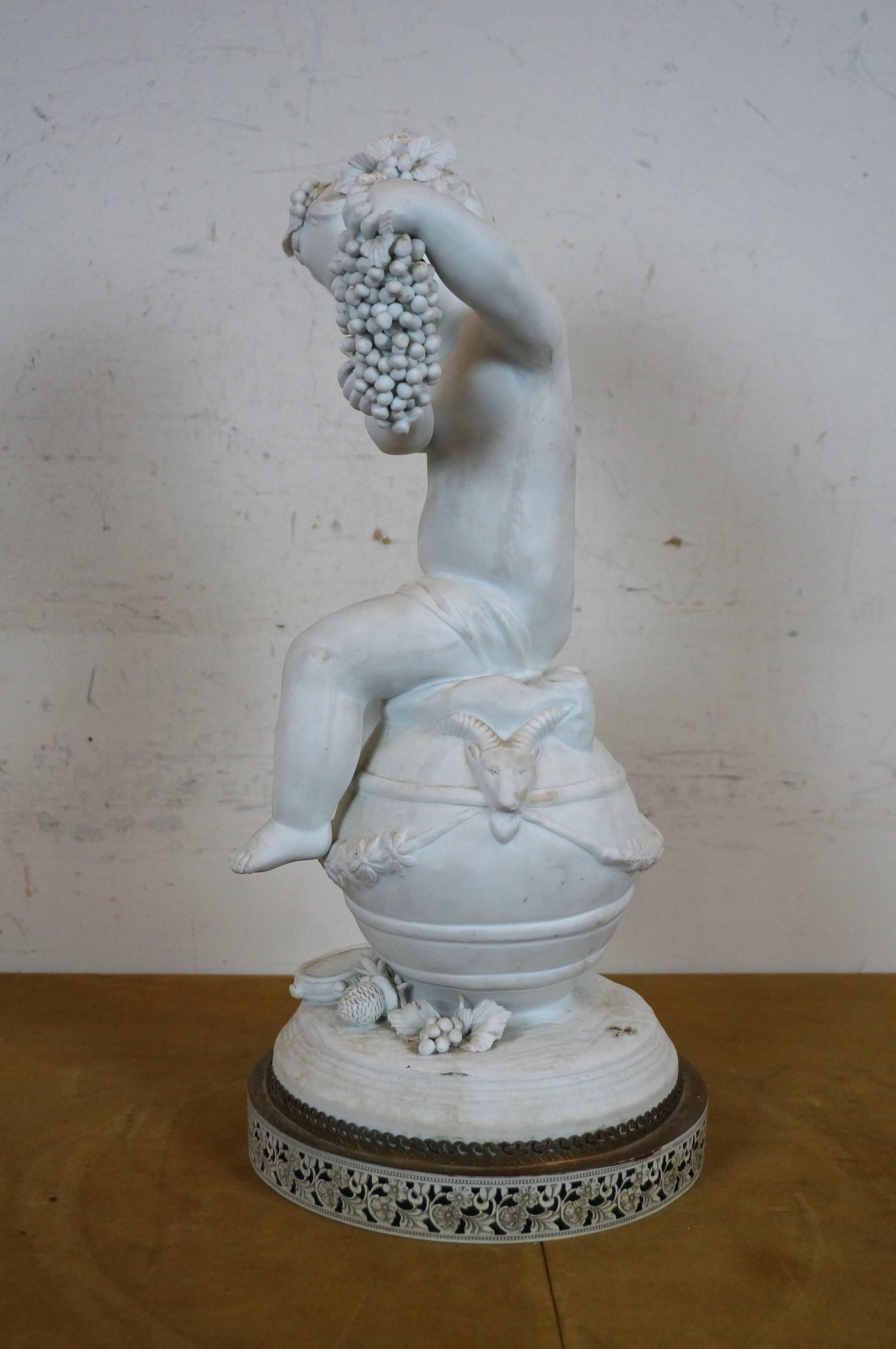 Porcelaine Grande sculpture de Bacchus avec raisins en porcelaine bisque française du 20e siècle par Fagotto