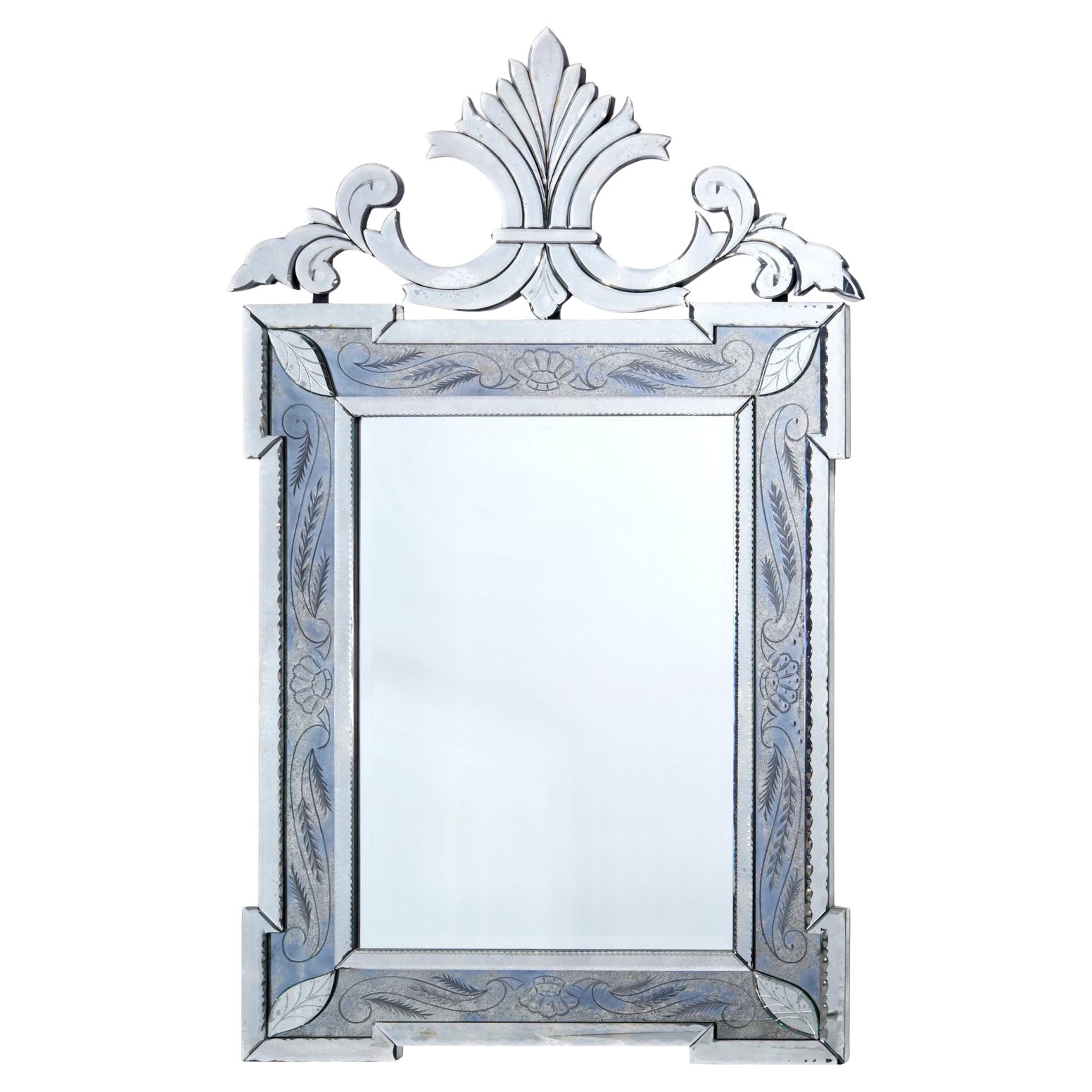 Espejo de pared grande de estilo veneciano italiano del s. XX con frontón de doble voluta lateral en venta