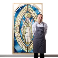 Gran vidriera religiosa arqueada del siglo XX