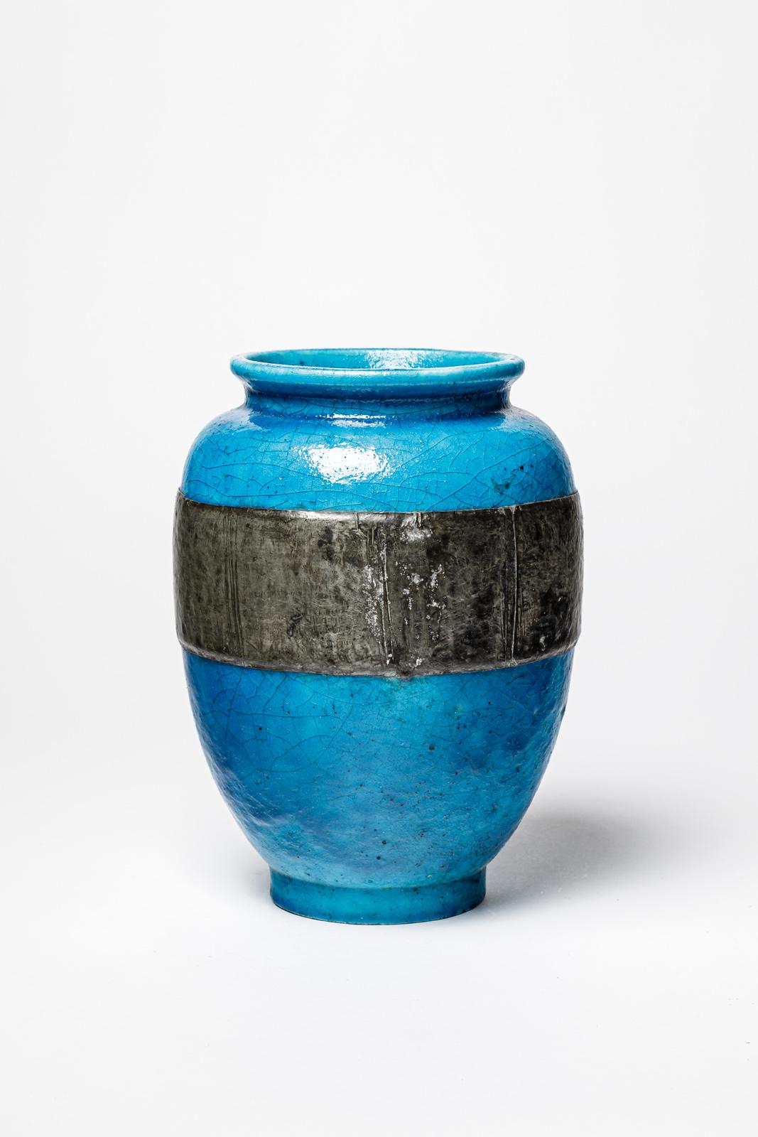 Große blaue Art-Déco-Vase aus Keramik und Metall von Lachenal aus dem 20. Jahrhundert, 28 cm 1930 im Zustand „Hervorragend“ im Angebot in Neuilly-en- sancerre, FR