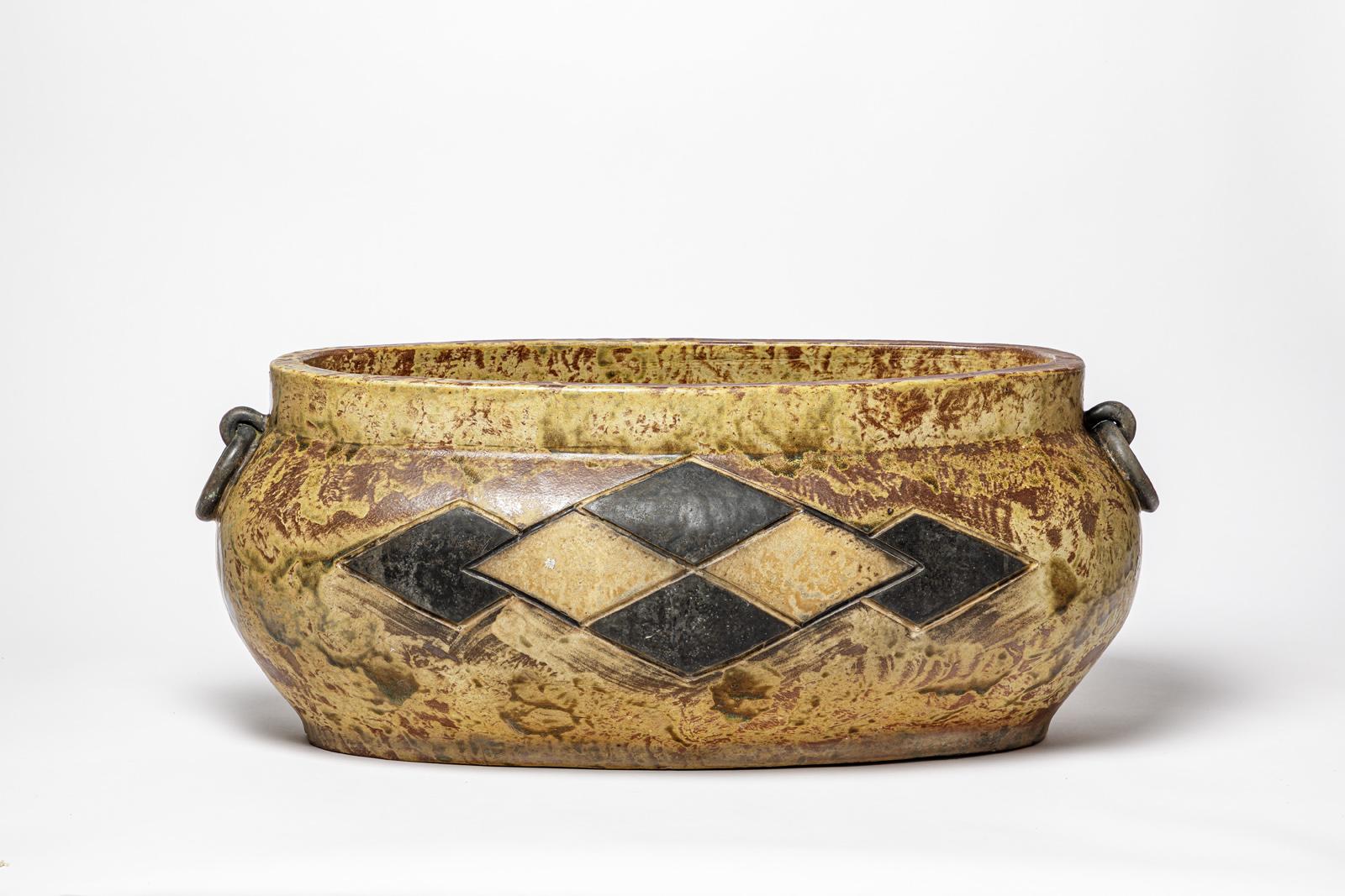 Art déco - Jardinière 

Grand vase ou jardinière en céramique art déco du 20e siècle 

Couleurs des émaux céramiques brun et noir

Condition originale parfaite.

Très grande pièce de céramique en grès

Hauteur 32 cm
Grand 75 cm
Profondeur 42 cm