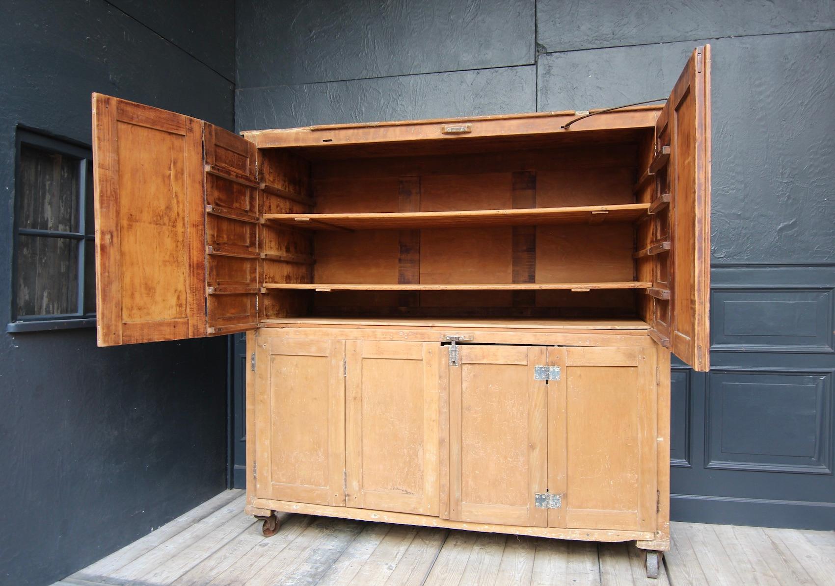 Large 20th Century Bakery Cabinet on Castors In Good Condition For Sale In Dusseldorf, DE