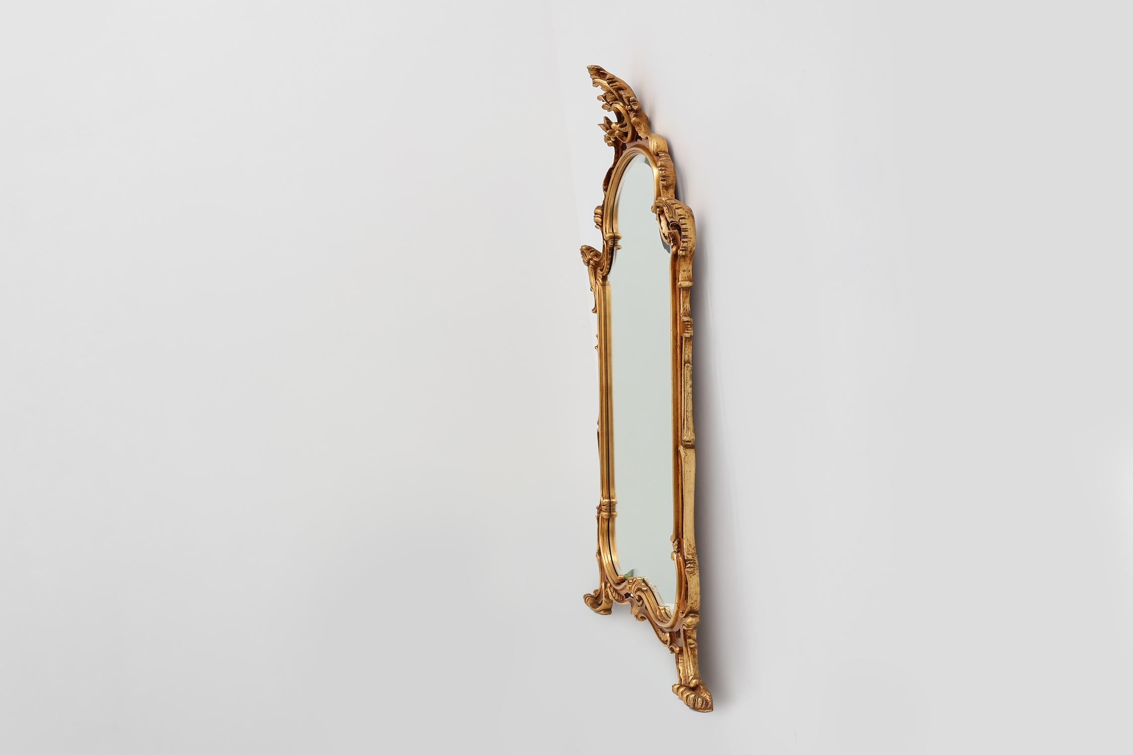 Grand miroir baroque en bois doré de style Louis XV du 20e siècle en vente 4