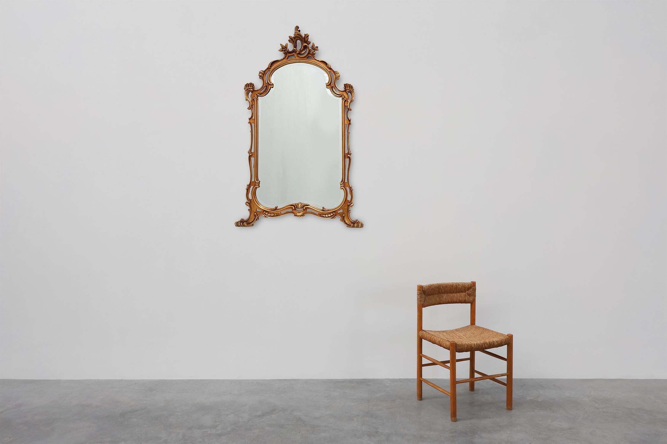 Belgique / 1950 / Miroir / bois, miroir / Baroque / Louis XV

Miroir mural de style Louis XV en bois sculpté et doré du 20e siècle, fabriqué en Belgique. Le design orné classique présente des décorations détaillées sculptées dans le bois et un