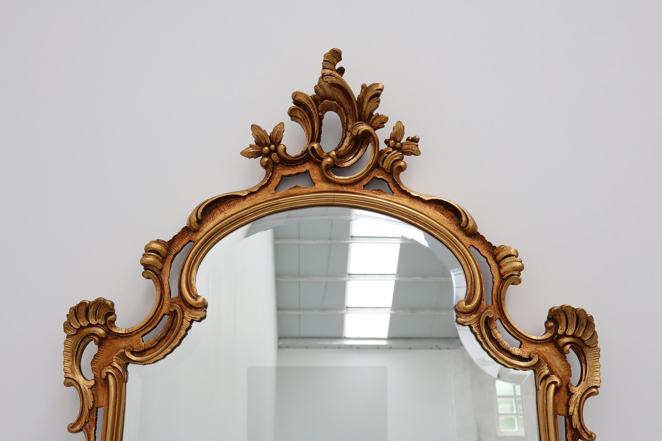 Belge Grand miroir baroque en bois doré de style Louis XV du 20e siècle en vente