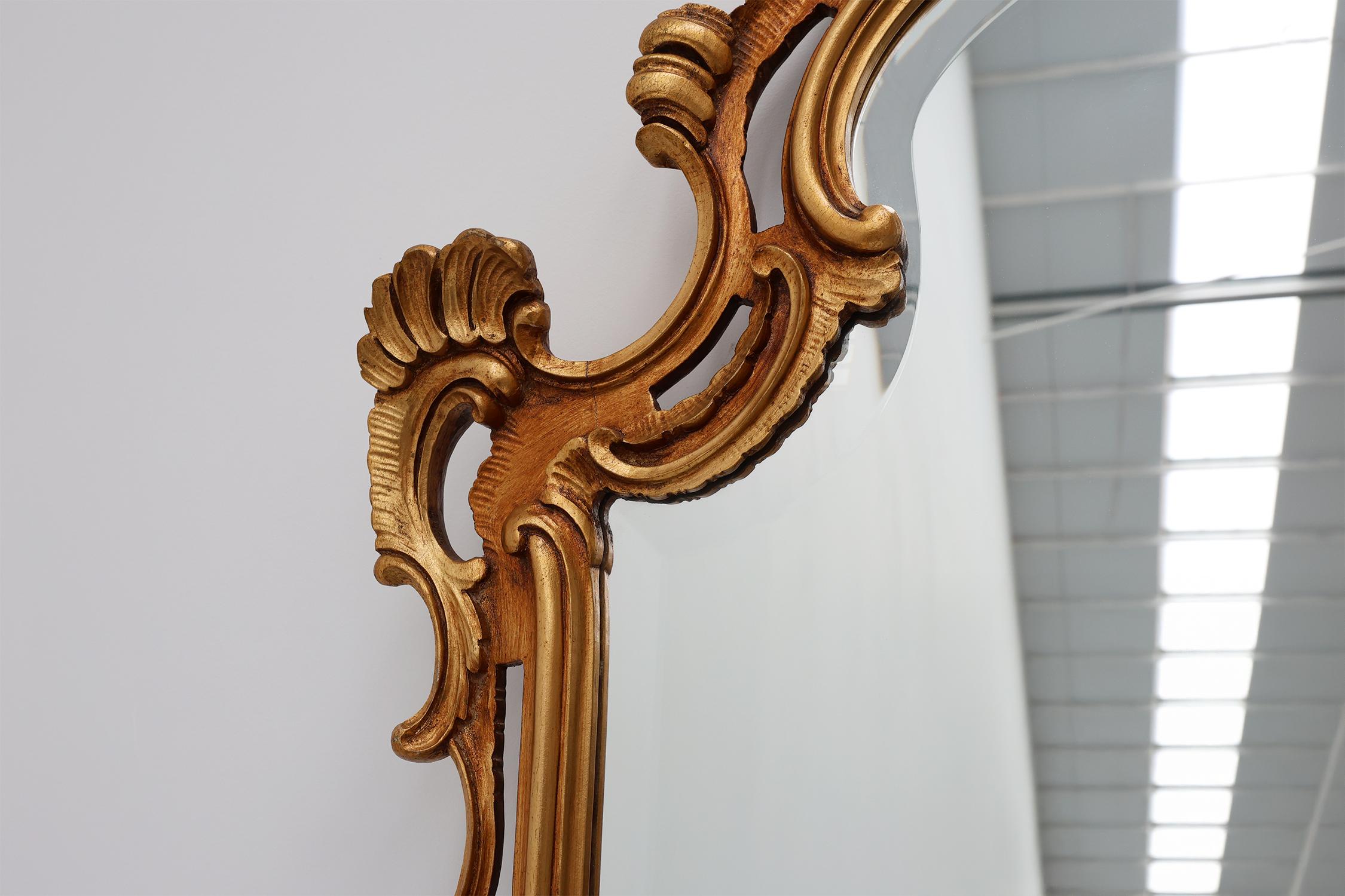 Grand miroir baroque en bois doré de style Louis XV du 20e siècle Bon état - En vente à Meulebeke, BE