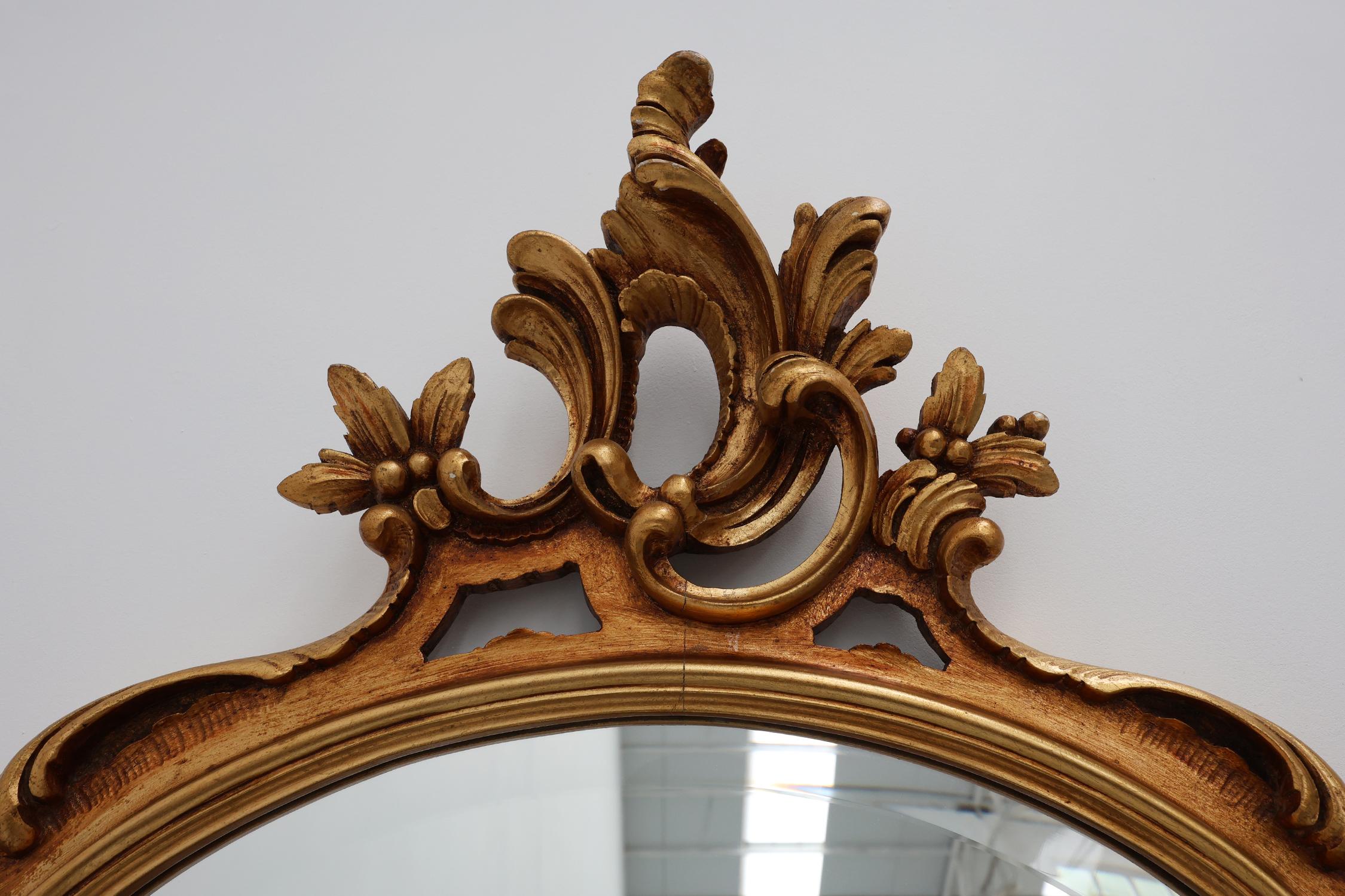 Milieu du XXe siècle Grand miroir baroque en bois doré de style Louis XV du 20e siècle en vente