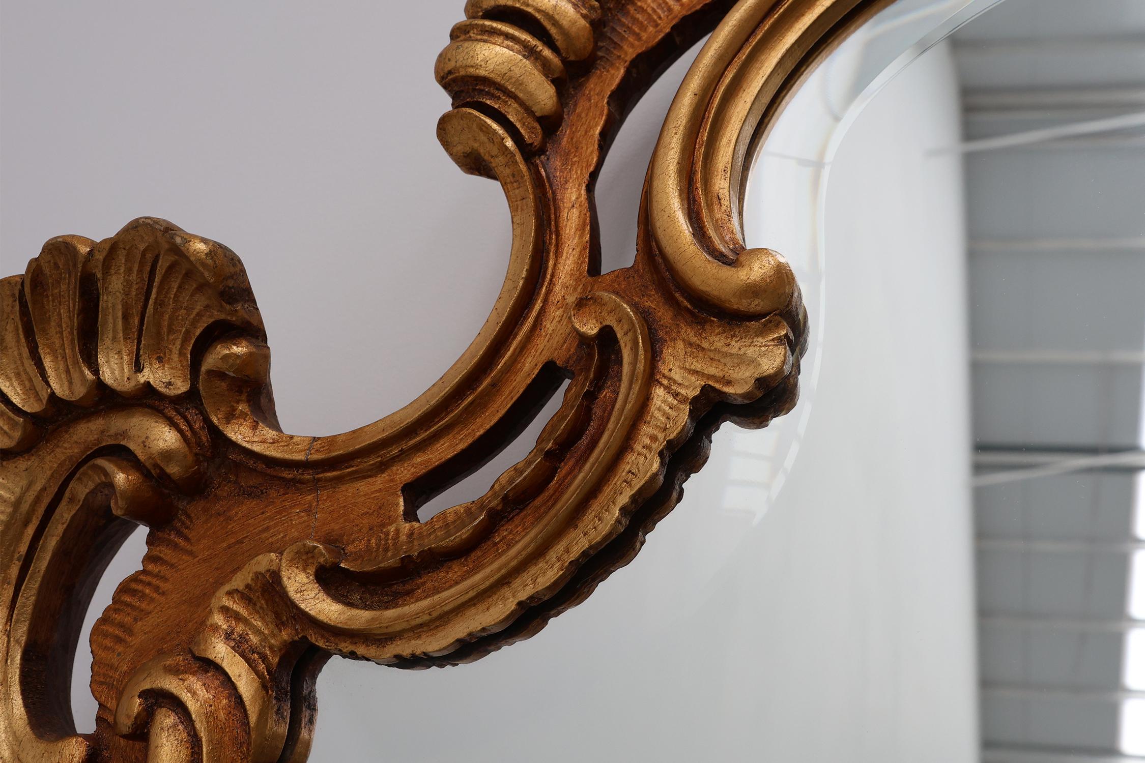 Grand miroir baroque en bois doré de style Louis XV du 20e siècle en vente 1