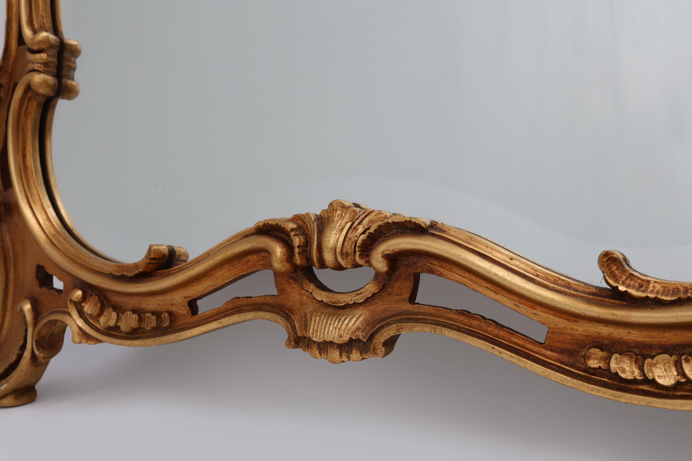 Grand miroir baroque en bois doré de style Louis XV du 20e siècle en vente 3