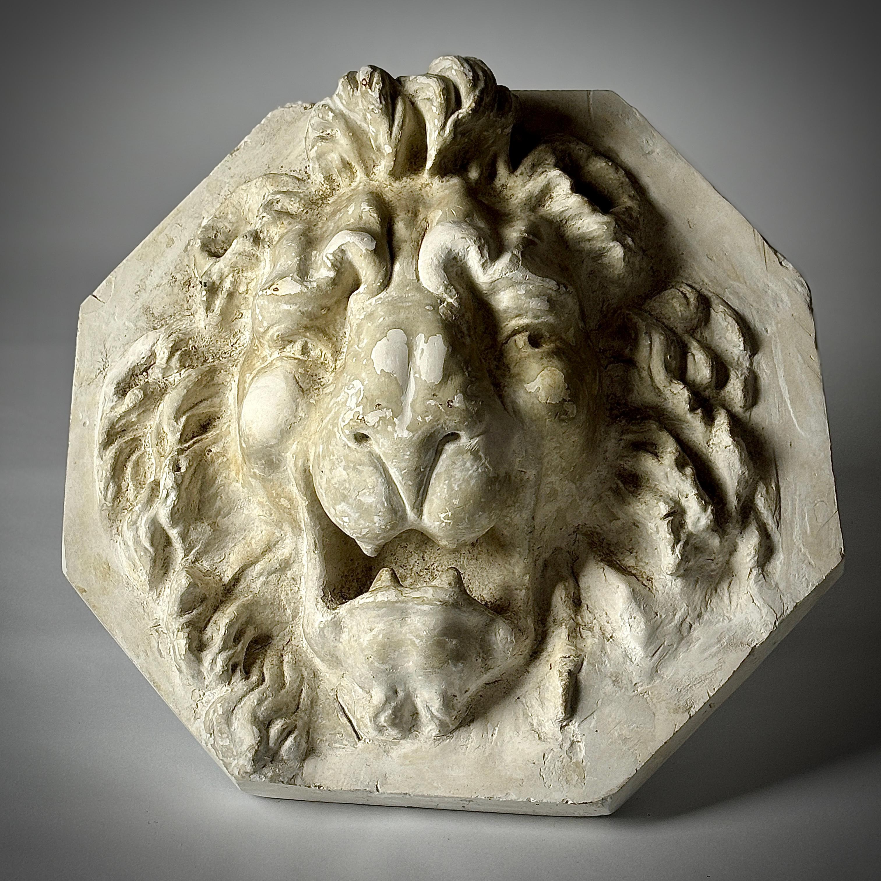 Gran máscara de león de escayola en bajorrelieve del siglo XX en Bastante bueno estado para la venta en Pease pottage, West Sussex
