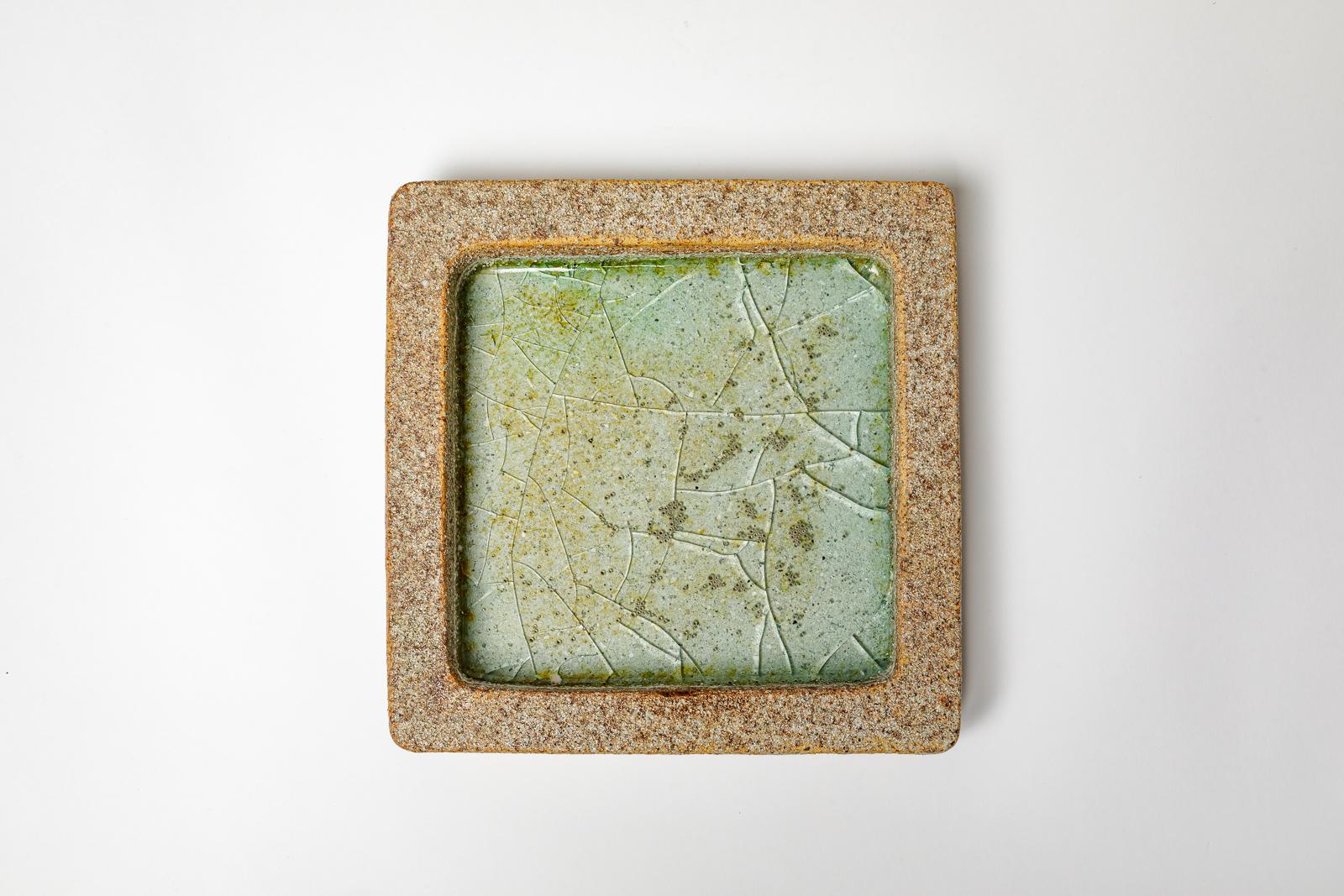 Francese Grande piatto o vide poche in ceramica marrone e verde del XX secolo di Annick Lodereau in vendita