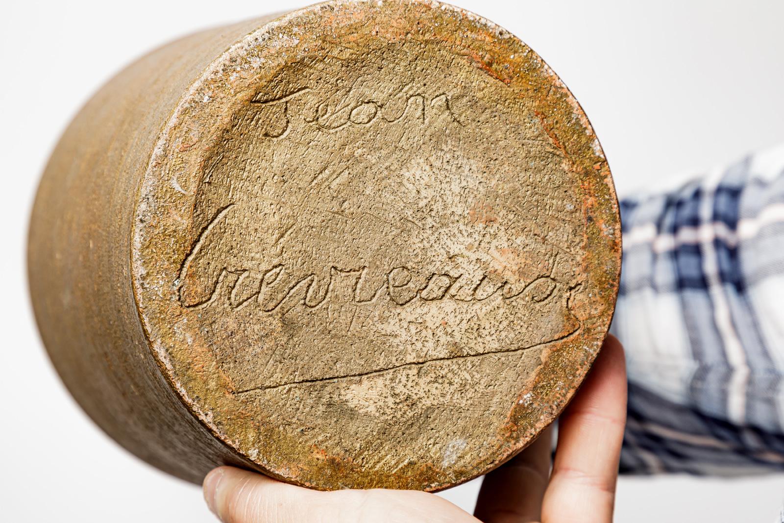 Francese Grande vaso da terra o da tavolo in gres marrone del XX secolo firmato 1950 45 cm in vendita