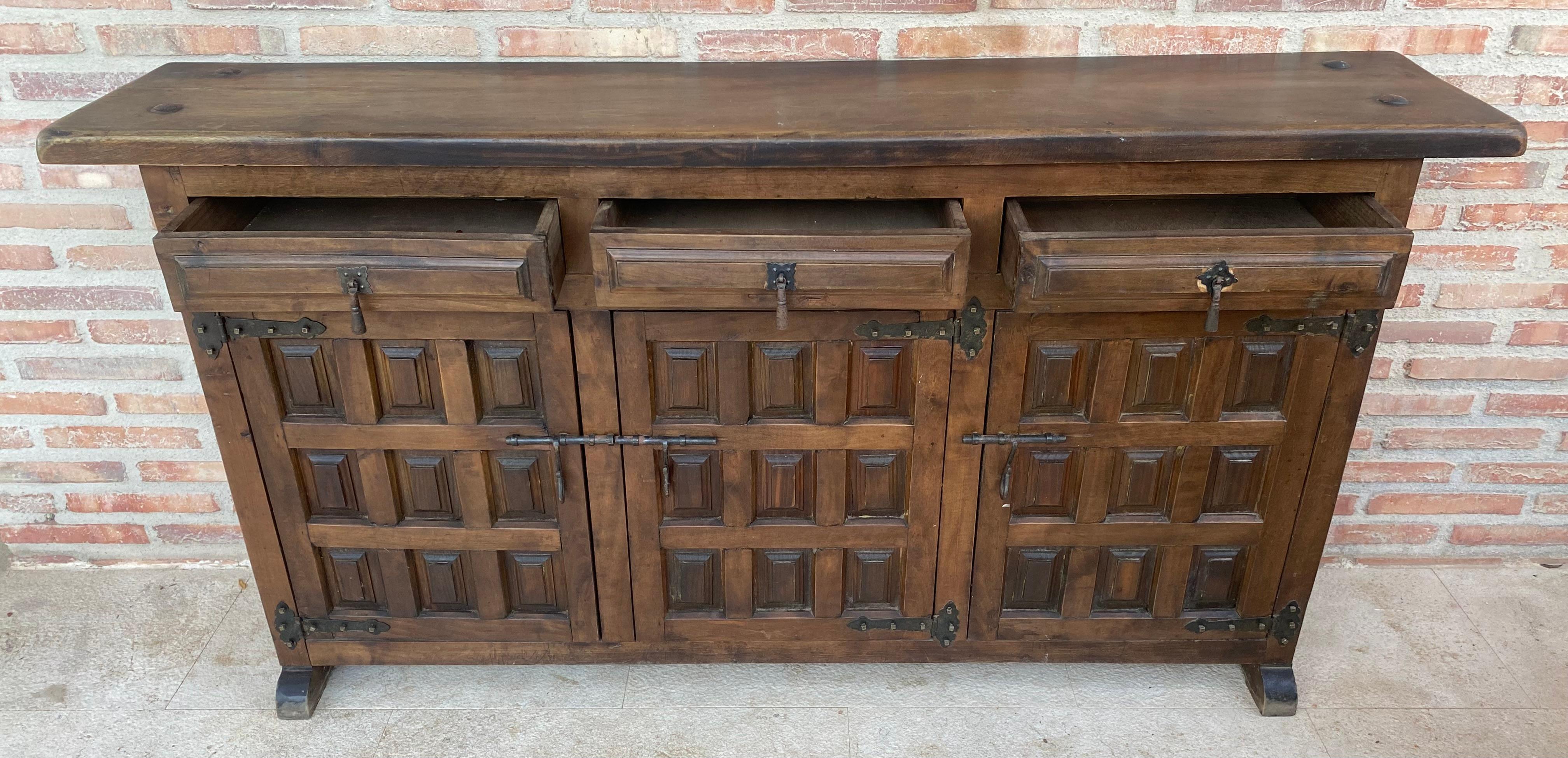 Large 20th Century Catalan Spanish Baroque Carved Walnut Tuscan Credenza or Buff In Good Condition In Miami, FL