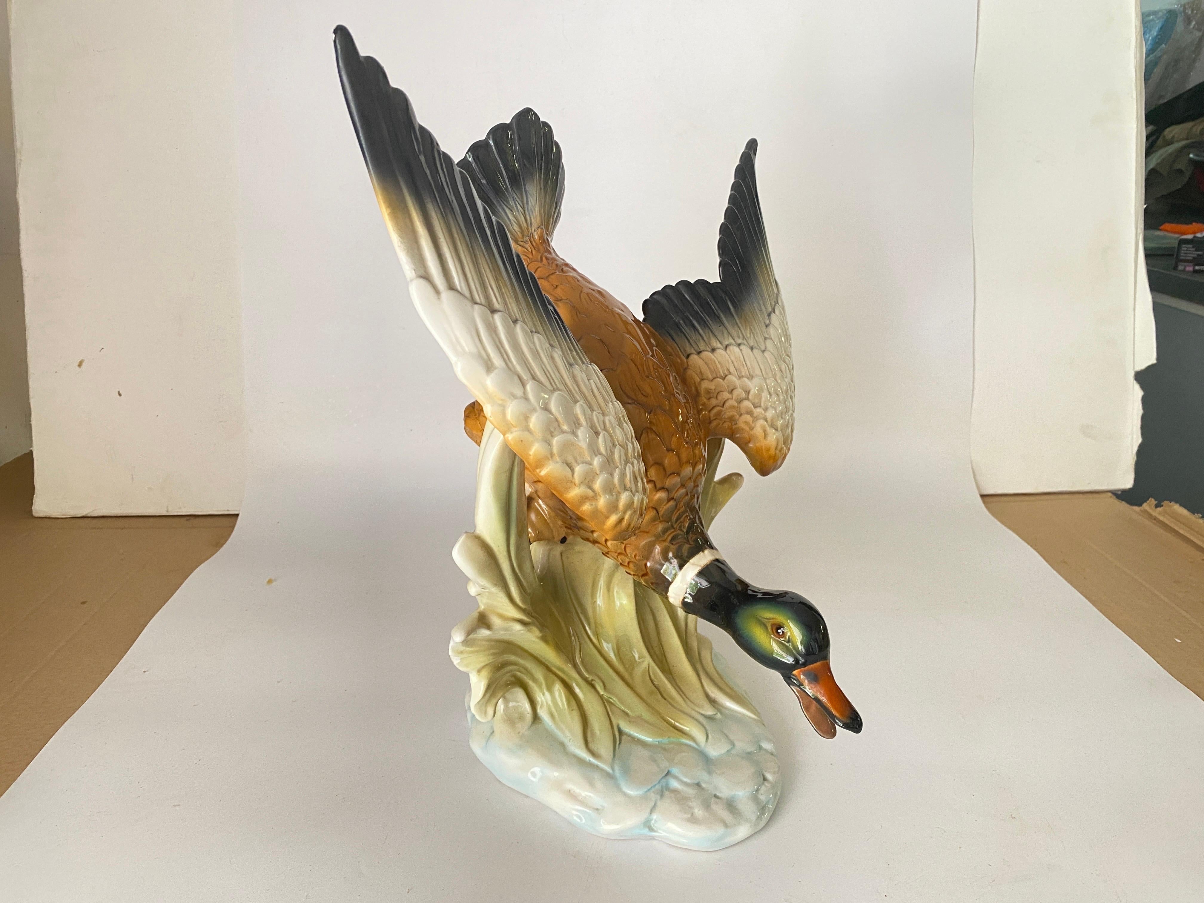 Grand canard volant en céramique du 20ème siècle dans le style de  Delphin Massier Brown. en vente 8
