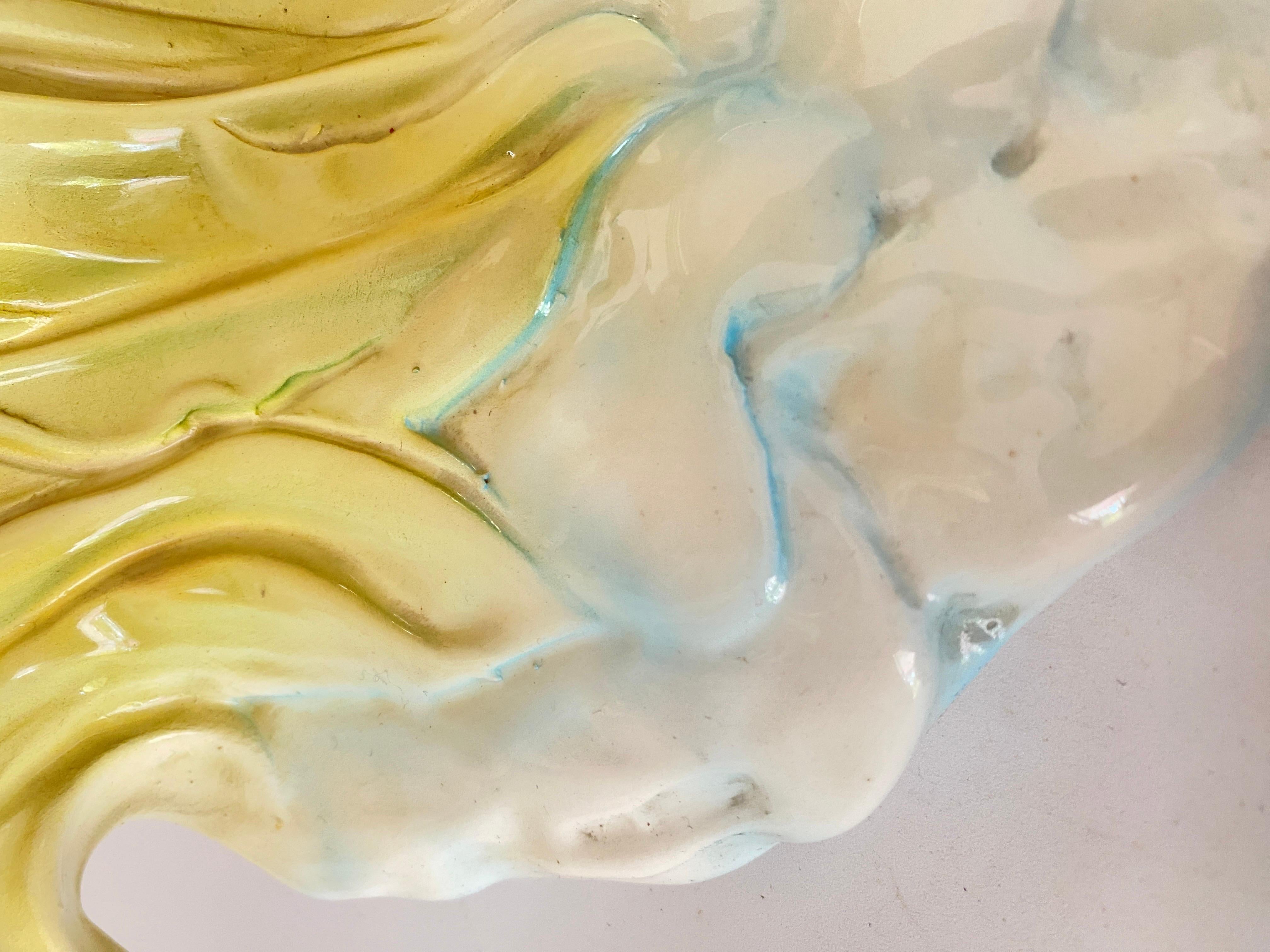 Eine erstaunliche 20. Jahrhundert große Majolika Keramik fliegende Ente mit sehr bunten Farben im Stil von Delphin Massier. Grün und Braun.
Eine ideale Wanddekoration für ein Haus am See oder für ein Haus im Landhausstil.
Die Massier sind bekannt