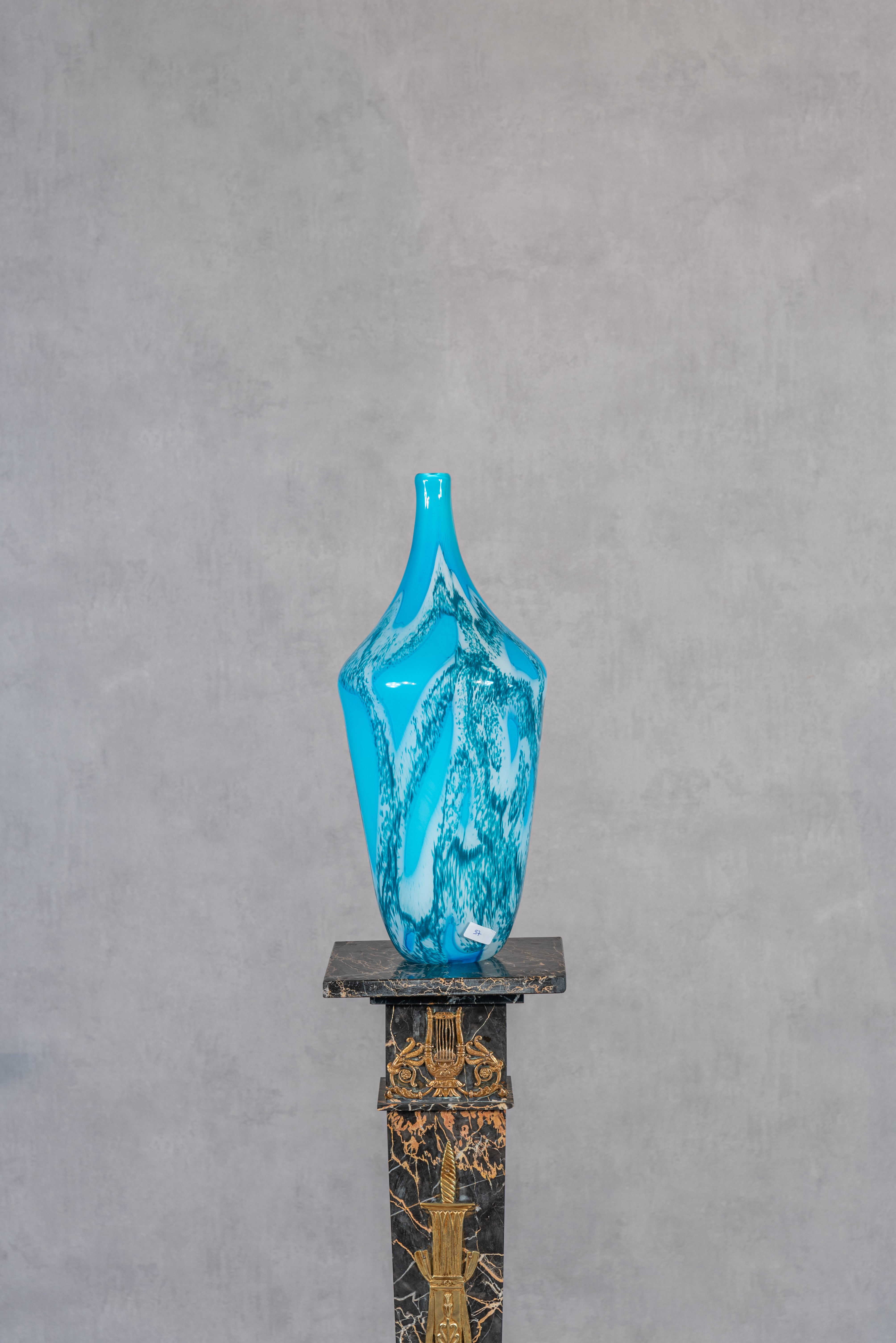 Diese große Clichy-Vase aus dem 20. Jahrhundert ist ein fesselndes Kunstwerk, das die Schönheit und die Handwerkskunst der Clichy-Glaswaren unter Beweis stellt. Er wurde im 20. Jahrhundert gefertigt und verkörpert die Eleganz und Raffinesse, für die