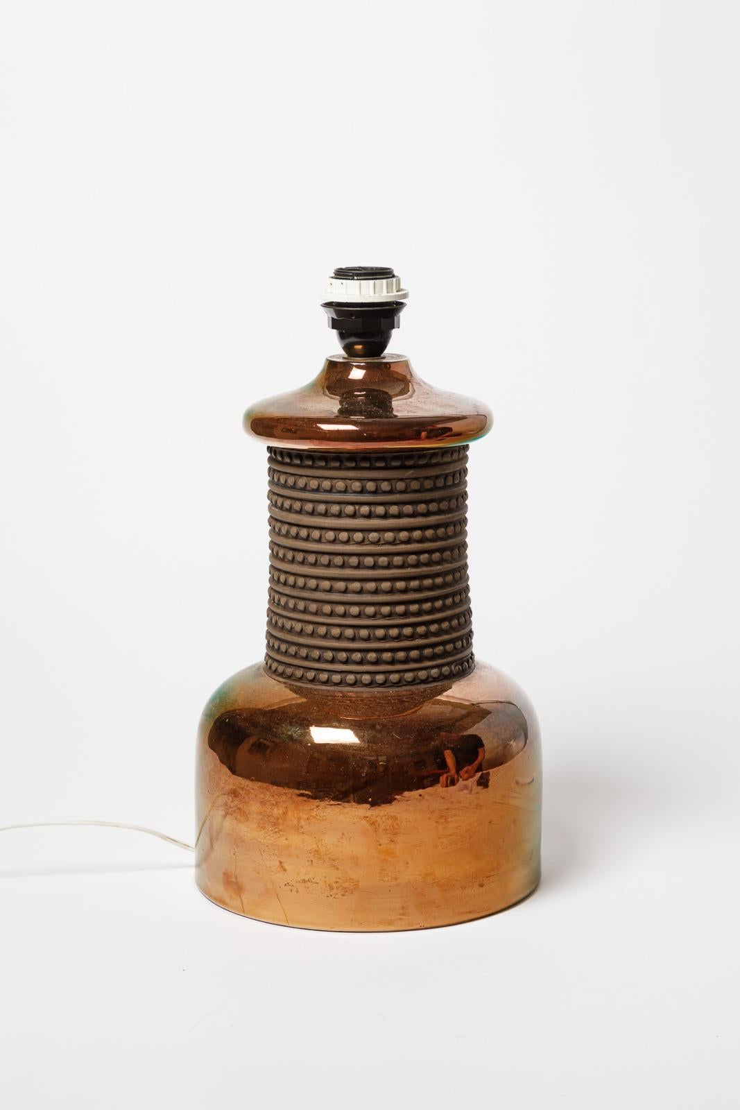 Lampada da tavolo del XX secolo

Grande lampada da tavolo in ceramica ramata nera e lucida

originale in perfette condizioni

circa 1980

Altezza della ceramica 36 cm
Grande 21 cm

Altezza con impianto elettrico 42 cm
