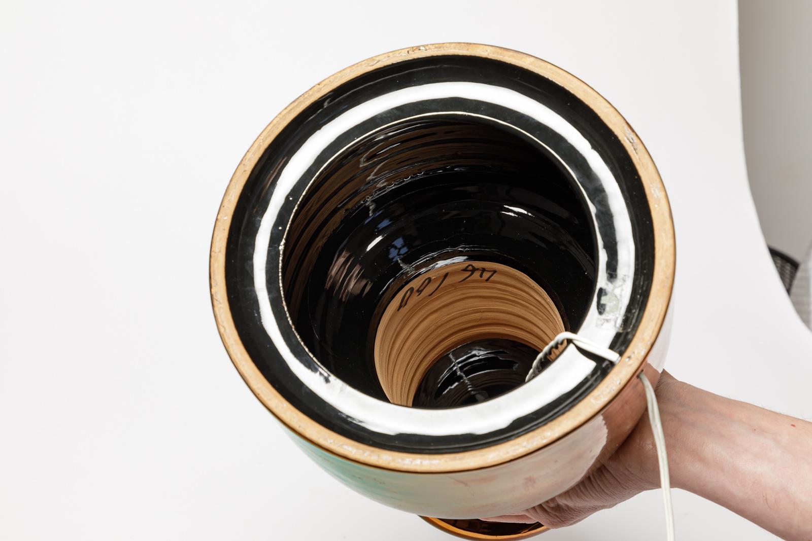 Ceramica Grande lampada da tavolo in ceramica ramata nera e lucida del XX secolo 36 cm in vendita