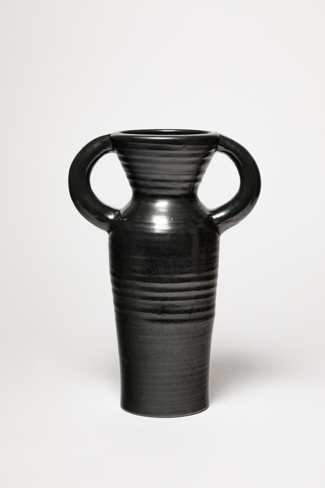 Grande vaso in ceramica nera di design del XX secolo di Accolay, circa 1950, firmato 37 cm In condizioni ottime in vendita a Neuilly-en- sancerre, FR