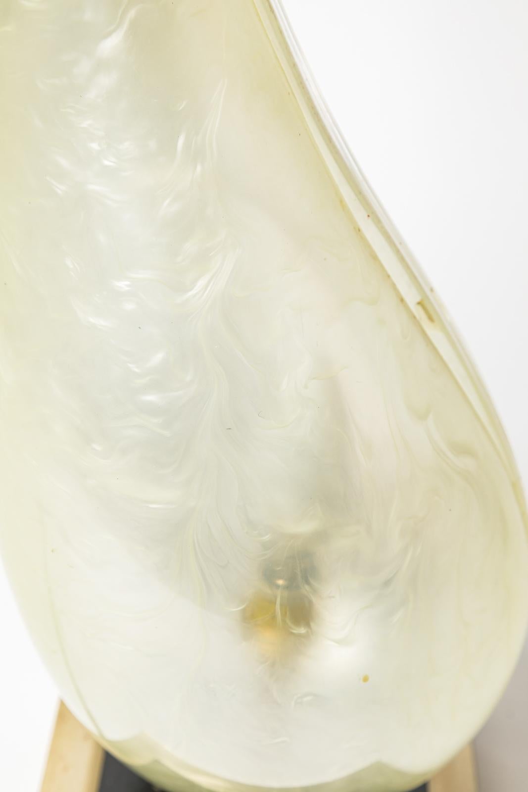 20ième siècle Grande lampe de table en plastique design du 20TH CENTURY DESIGN par Michel Dumas pièce unique 1970 en vente