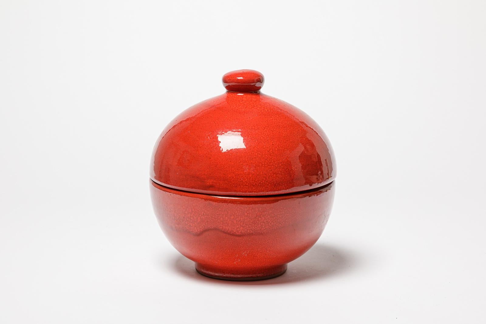 Al estilo de Jacques and Dani Ruelland

Gran caja o maceta decorativa de cerámica de diseño del siglo XX 

Color rojo brillante

Original perfecto estado

Altura 25 cm
Grande 21 cm