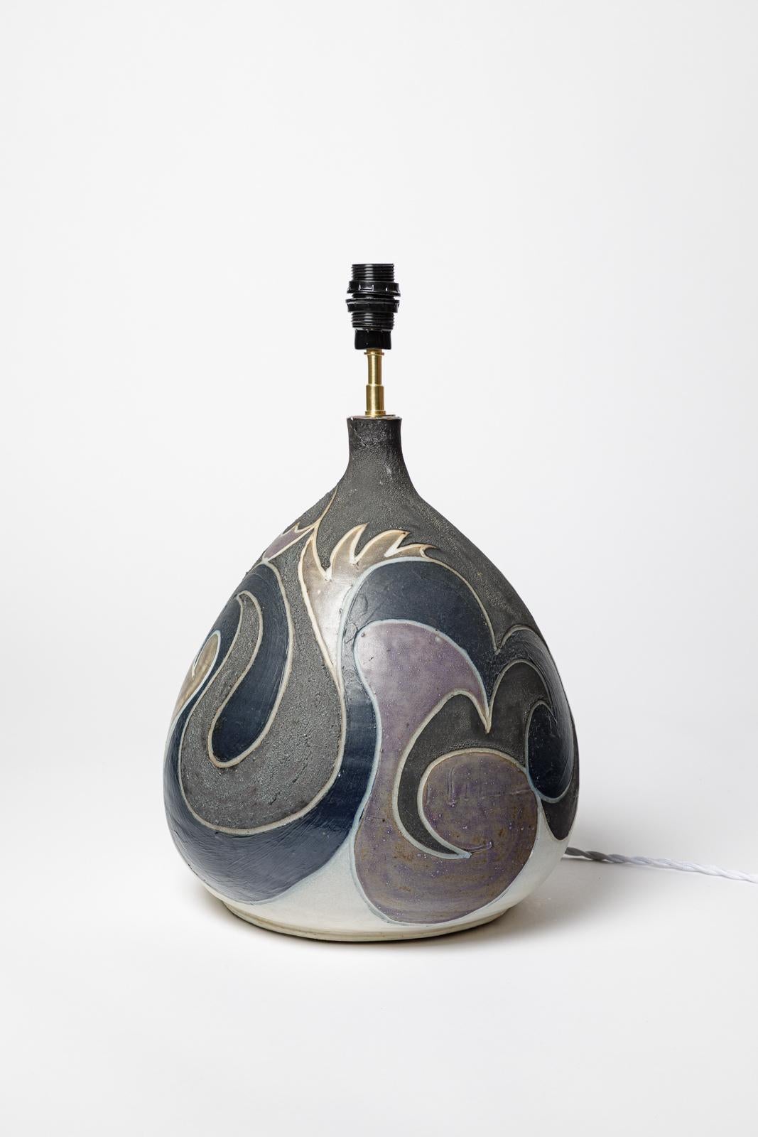 Georges Martin

Grande lampe de table abstraite en porcelaine et céramique du 20e siècle

Signé

original en bon état

Décoration en céramique blanche et violette

Céramique hauteur 34 cm
Grand 25 
hauteur totale avec système électrique 44 cm