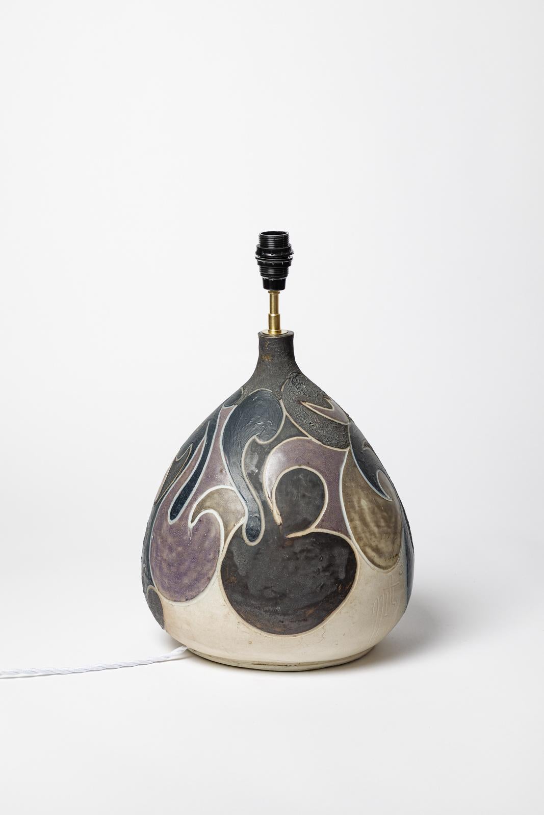 Français grande lampe à poser design du 20TH CENTURY DESIGN en céramique blanche et violette de Georges Martin en vente