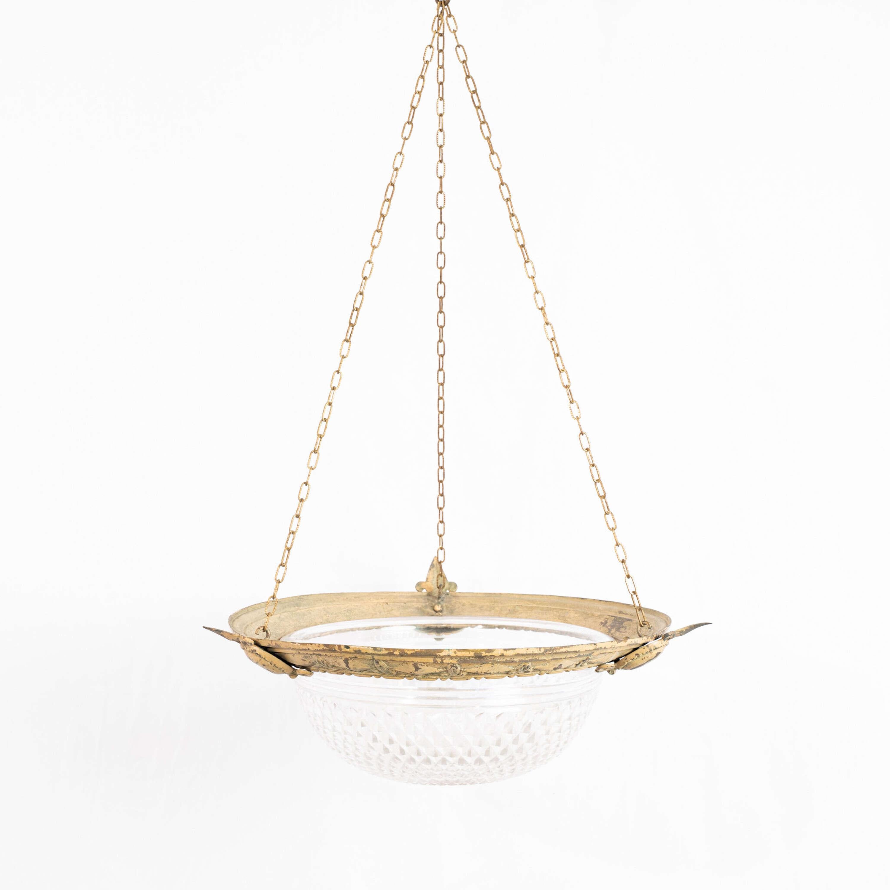 Plafonnier de cristal tallado a gran escala, dentro de un detallado circulo de latón con pintura original.
Rosetón de techo y cadena incluidos.
Diámetro - 46 cm 
Puntas 5,5 cm 
Altura - 15 cm
Longitud de la cadena/ rosa -  78 cm

Inglaterra, hacia