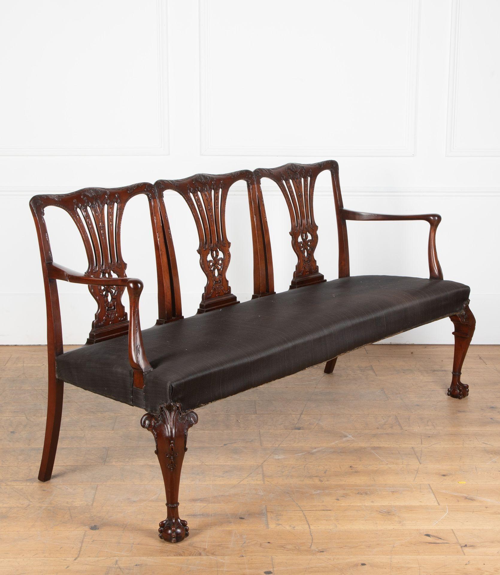 Gran Sillón de tres plazas de caoba de la época eduardiana inglesa de principios del siglo XX.
Ricamente tallada con finos detalles, se alza sobre patas de león con tobilleras y se ofrece en excelente estado original.
Alrededor de 1910.