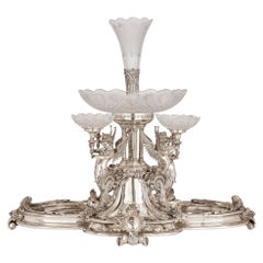Grande Epergne inglese del XX secolo placcata in argento con piatti in vetro tagliato