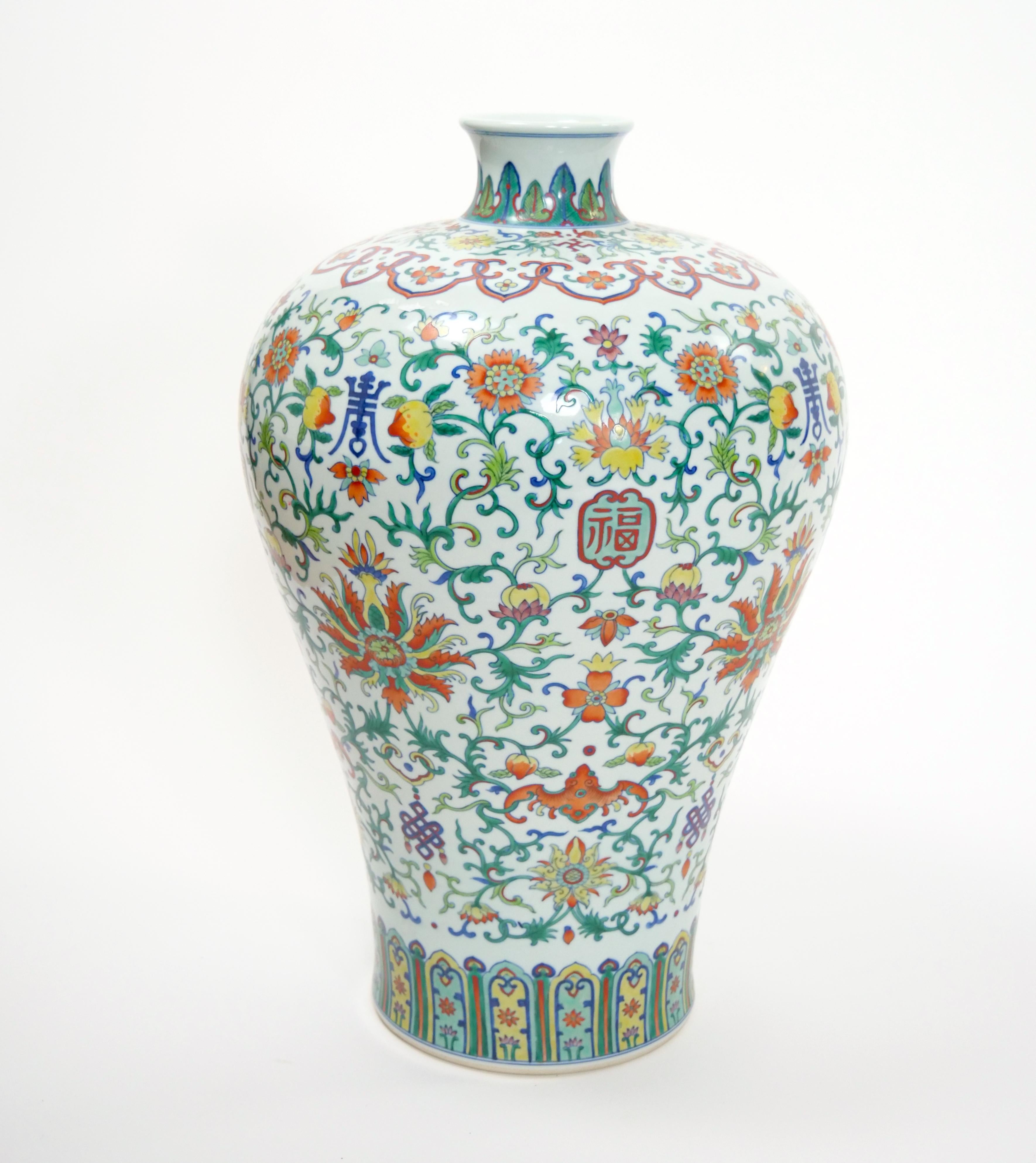 Large 20th Century Famille Verte Porcelain Decorative Piece For Sale 5