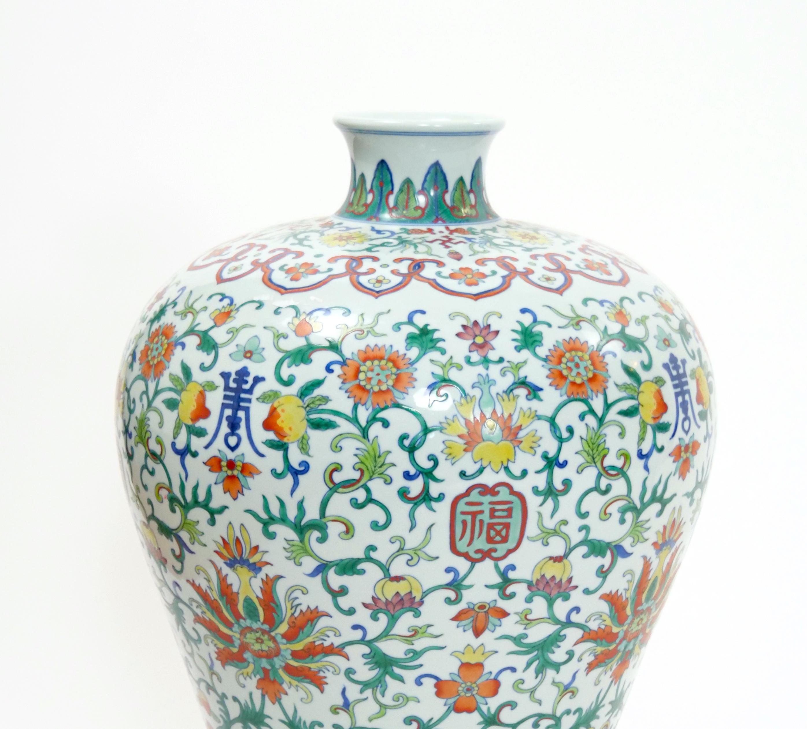 Ajoutez une touche d'art traditionnel chinois à votre espace avec cette grande pièce décorative en porcelaine Famille Verte du 20e siècle. Cette pièce remarquable présente une forme de bouteille classique ornée de motifs d'exportation chinois