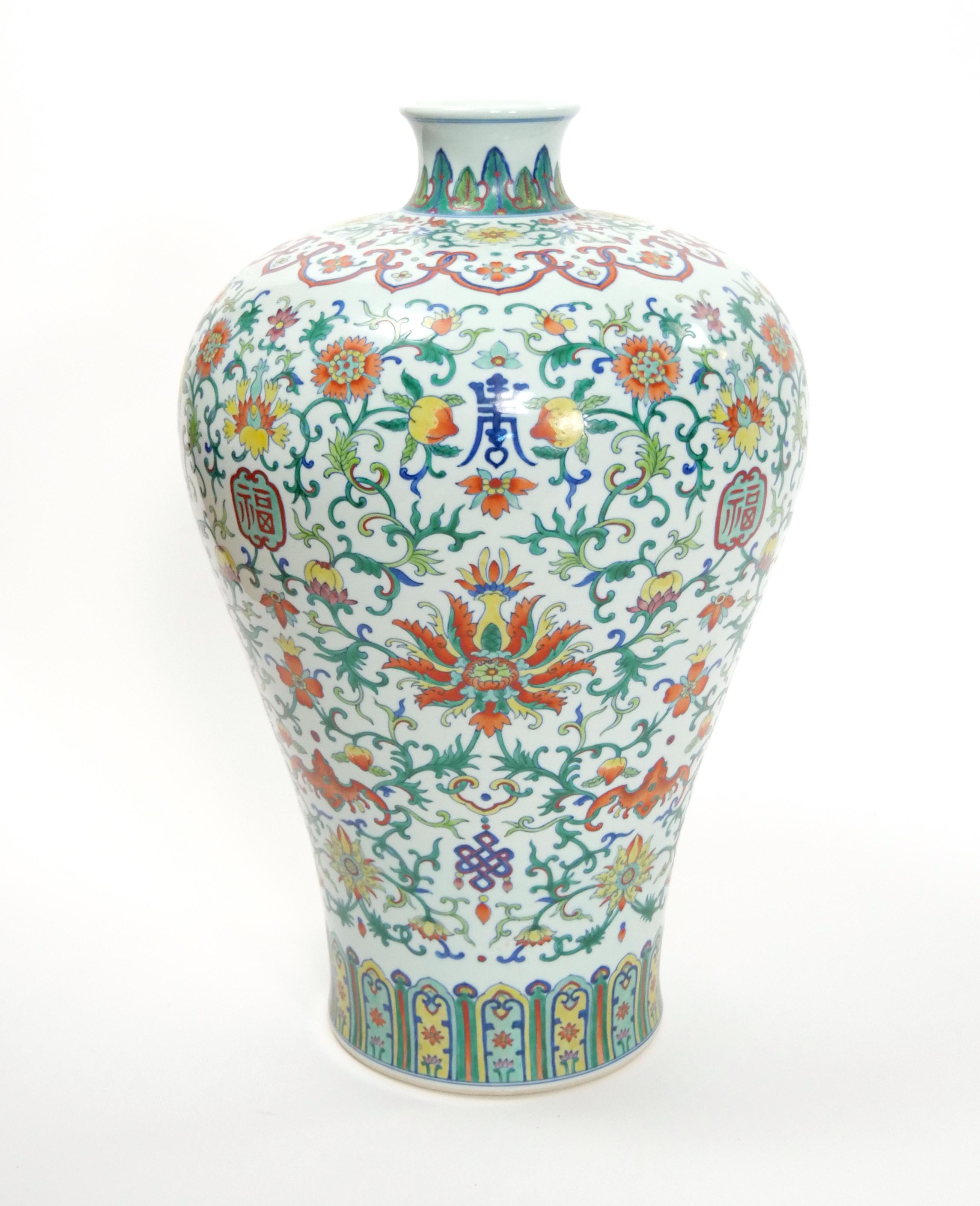 Exportation chinoise Grande pièce décorative en porcelaine Famille Verte du 20ème siècle en vente
