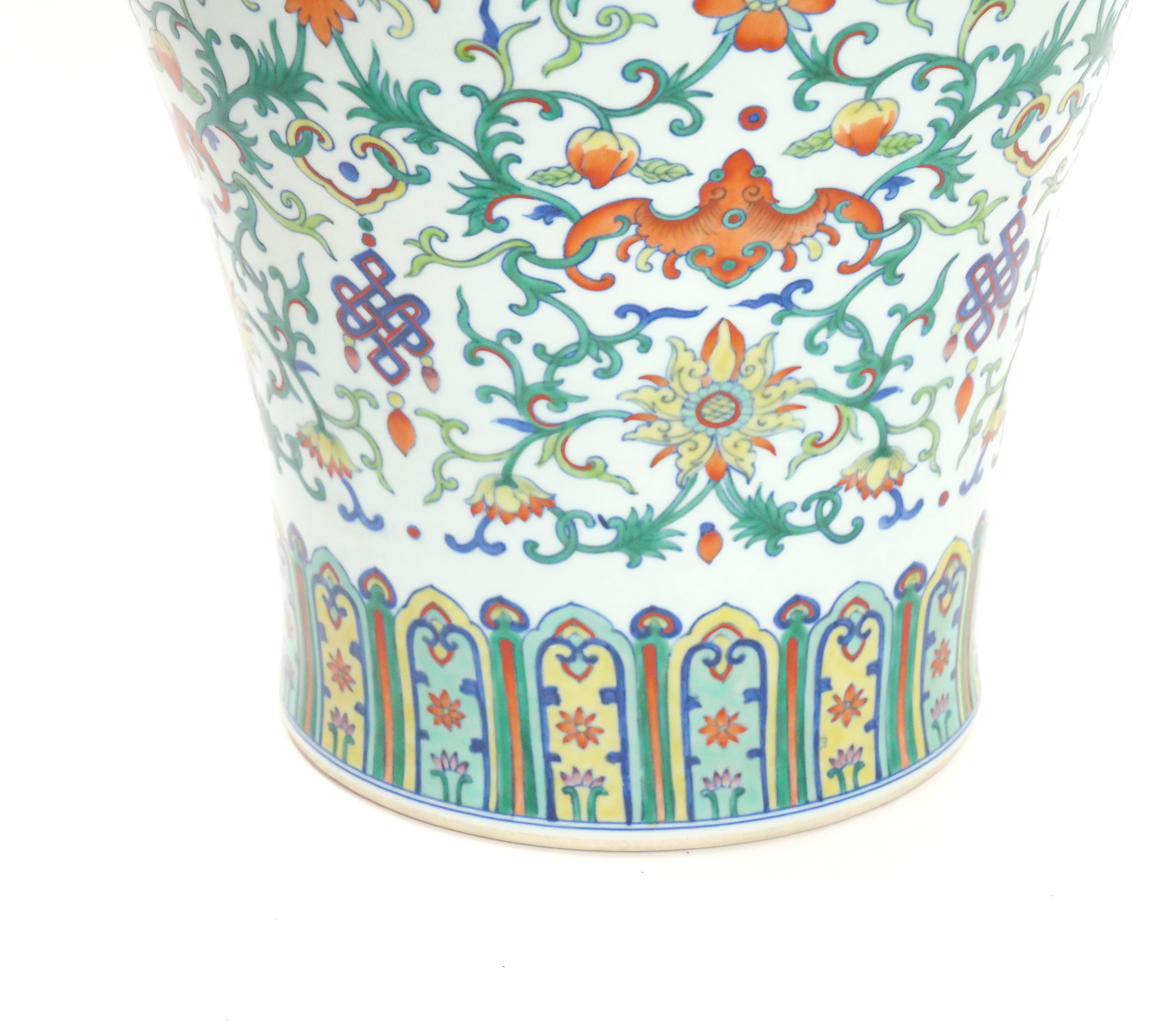 Großes dekoratives Famille Verte-Porzellanstück des 20. Jahrhunderts (Chinesisch) im Angebot