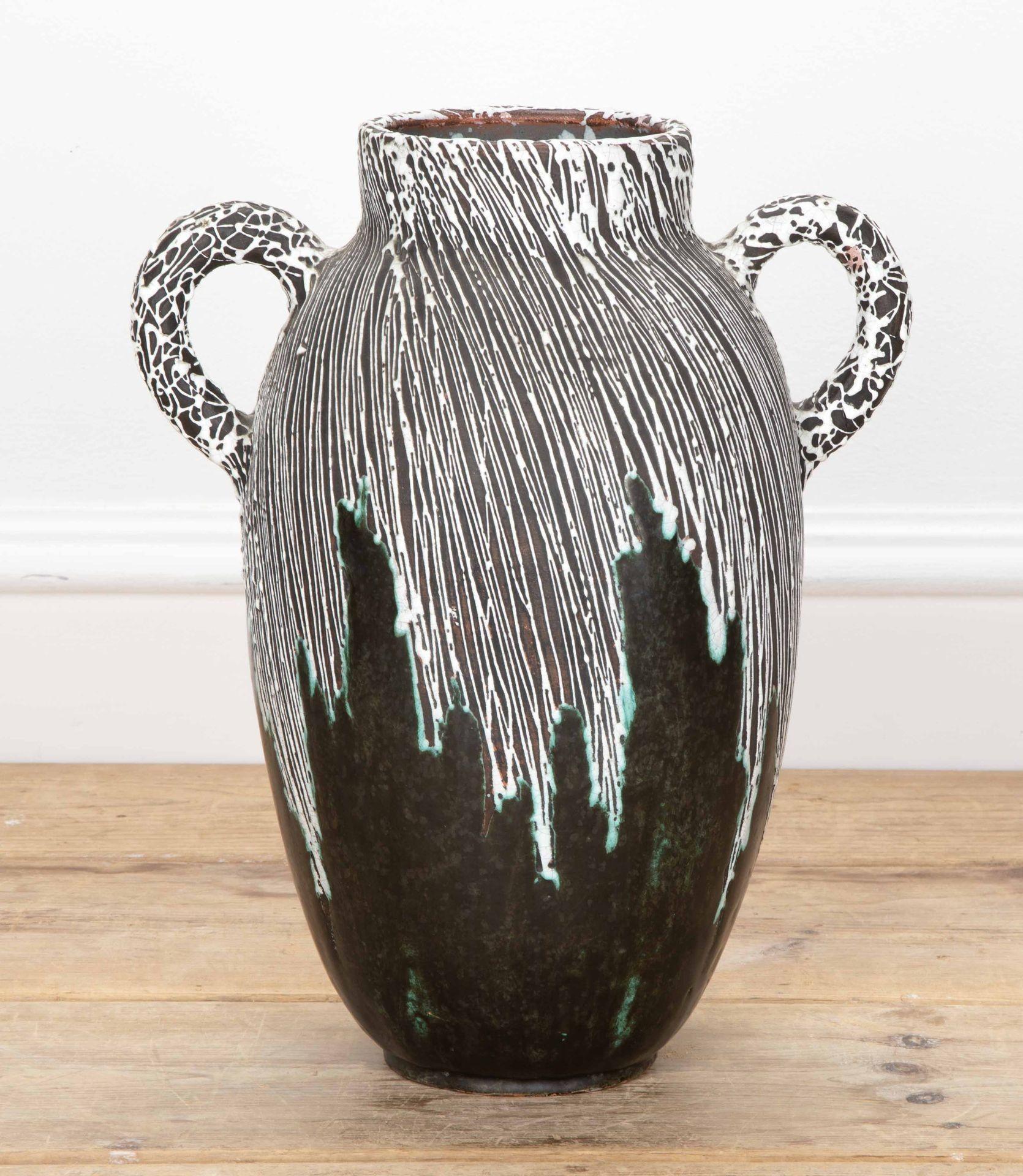 Grand vase en céramique Art déco français du 20e siècle.
Par la Compagnie des Artistes Bordelais (CAB) et Félix GETE (1870-1959).
Circa 1930.