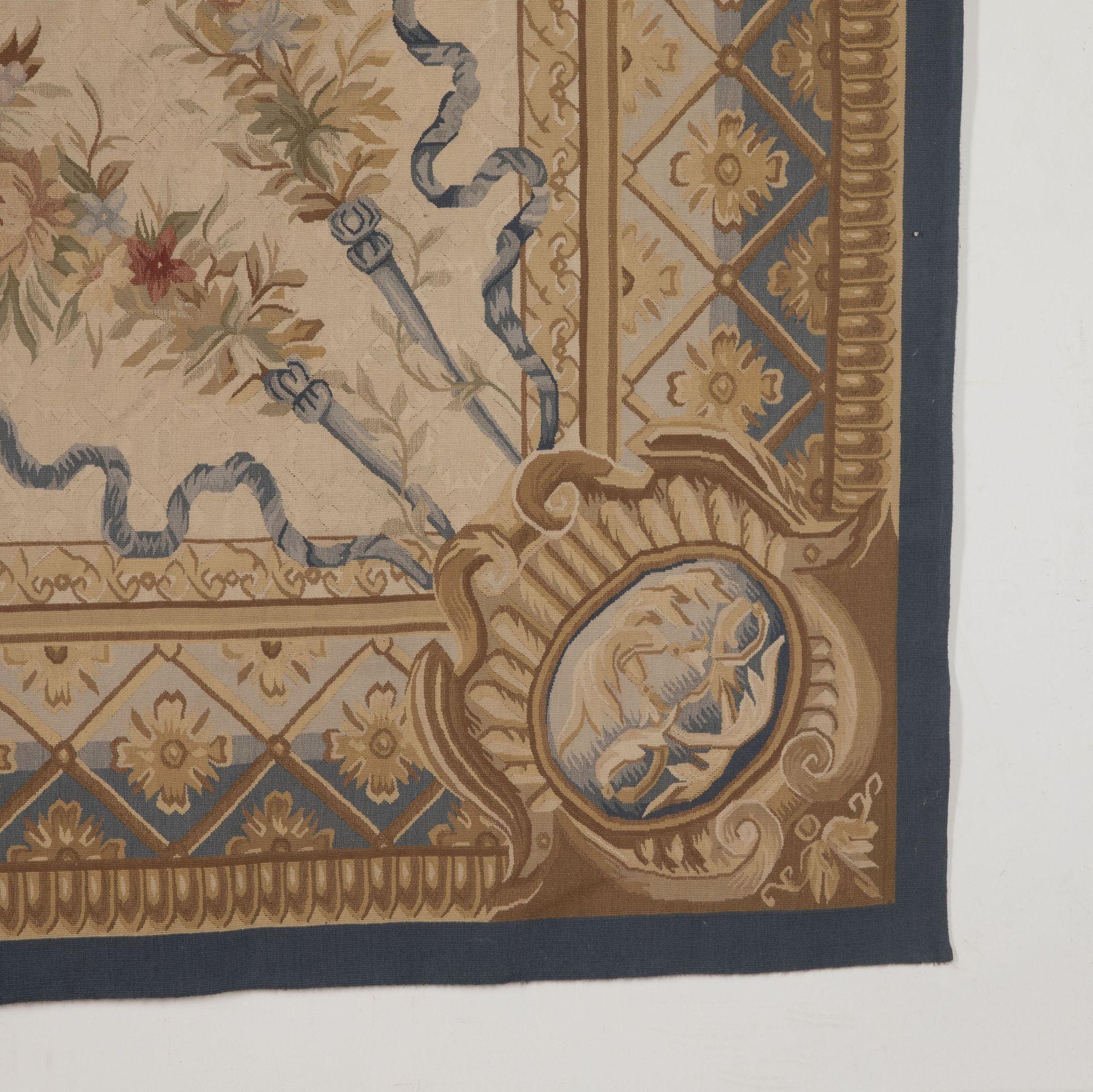 Large 20th Century French Aubusson Carpet In Good Condition For Sale In Gloucestershire, GB