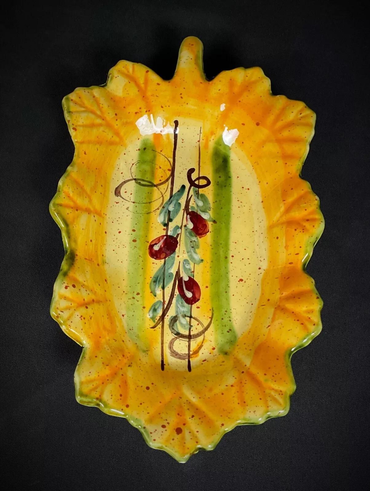 This lovely 20th-century French faience vide-poche, adorned with a charming olive motif, offers both functionality and style. Ideal as a decorative catch-all dish or serving piece, it brings a touch of Provençal elegance to any setting. Measuring 27
