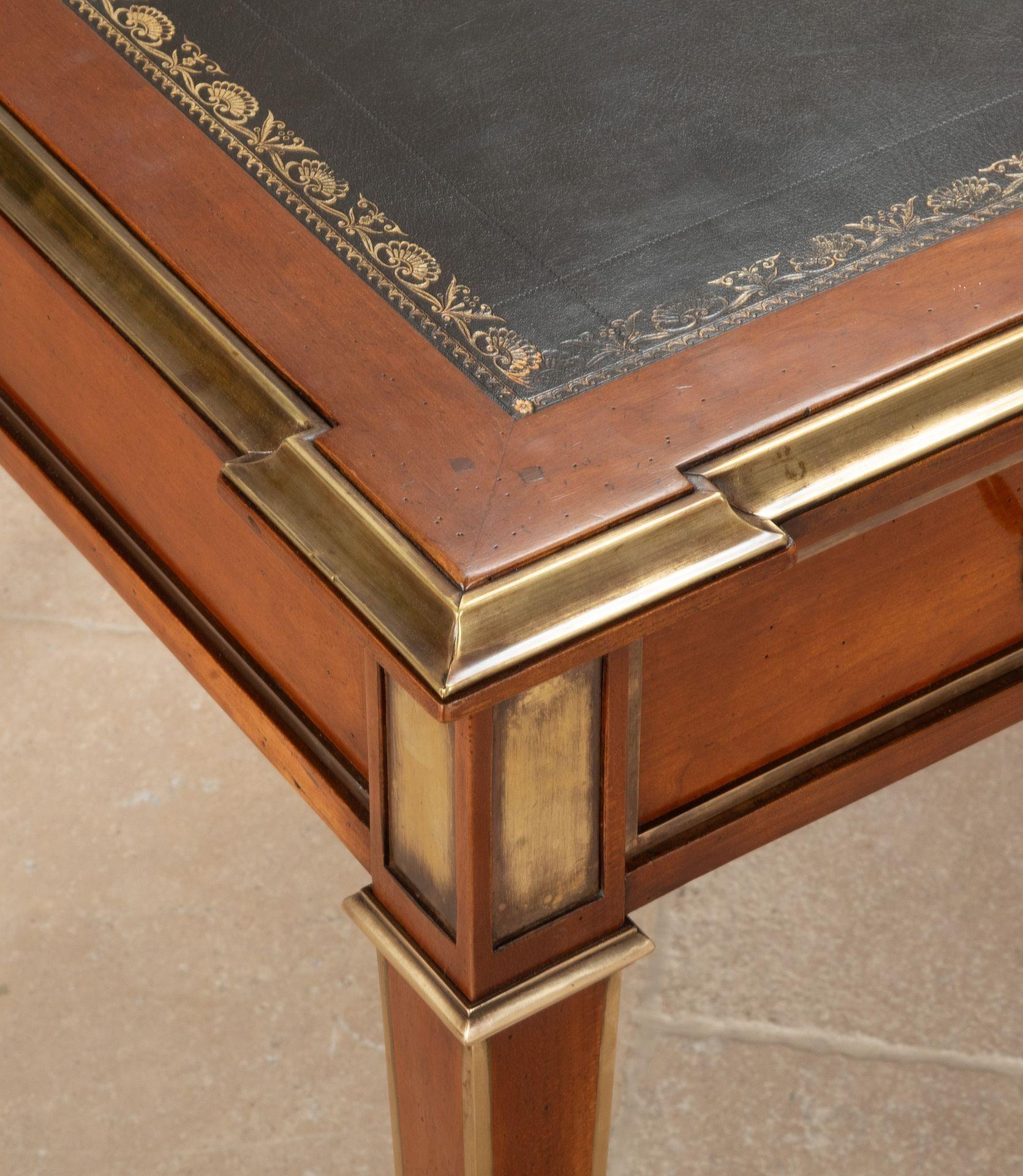 Großer französischer Mahagoni-Schreibtisch im Louis-XVI-Stil des 20. im Angebot 3