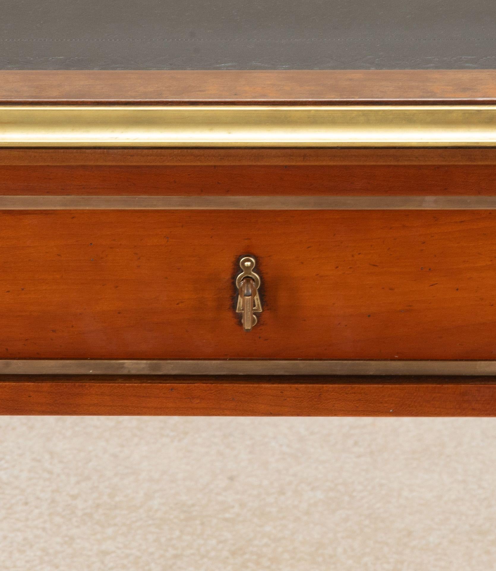 Großer französischer Mahagoni-Schreibtisch im Louis-XVI-Stil des 20. im Angebot 4