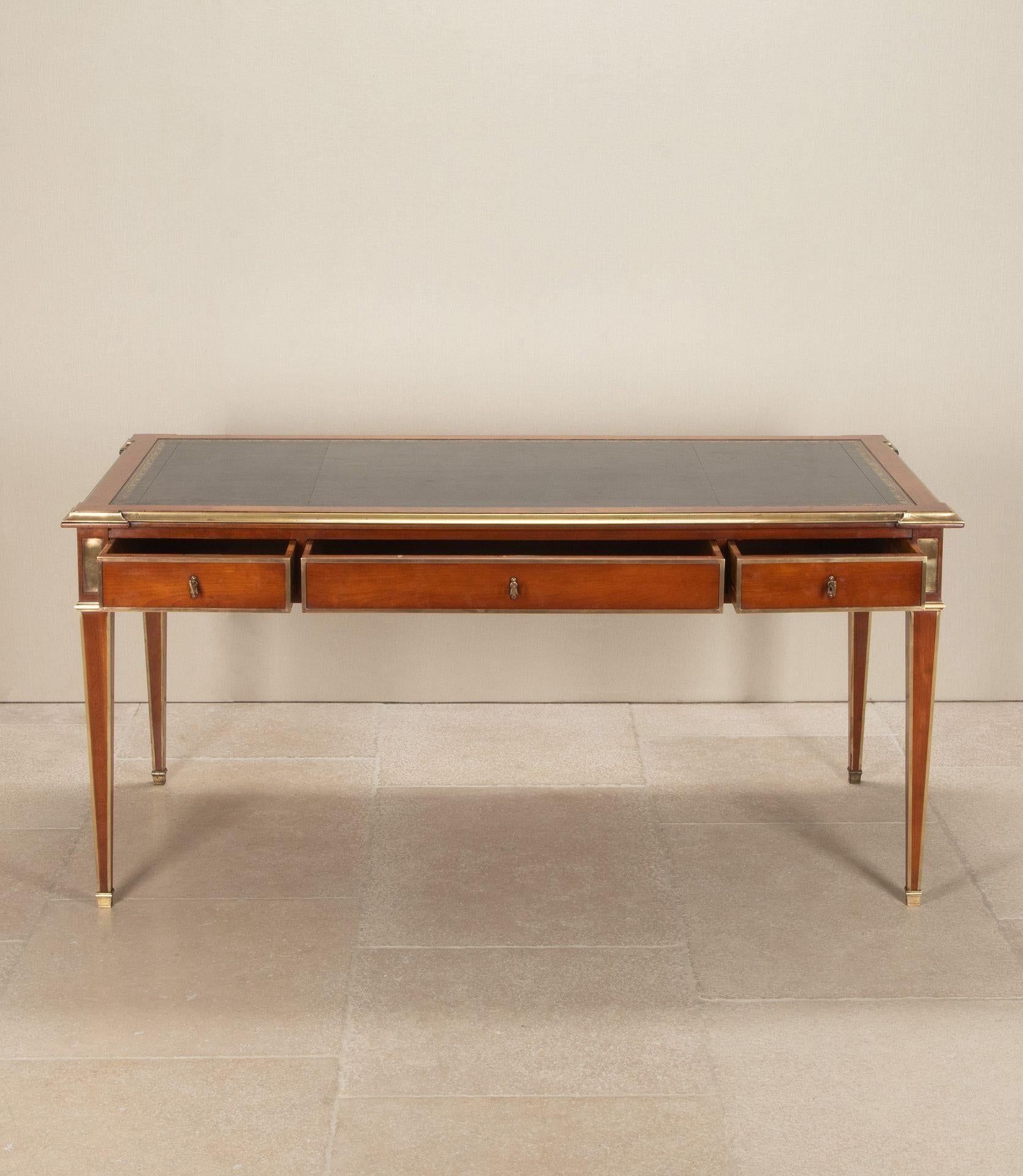 Fabelhaftes Beispiel für einen großen französischen Mahagoni-Schreibtisch mit drei Schubladen aus der Mitte des 20. Im Stil von Louis XVI.
Gefertigt aus massivem Mahagoni. Die Messingbeschläge sind von sehr guter Qualität. Originaler schwarzer