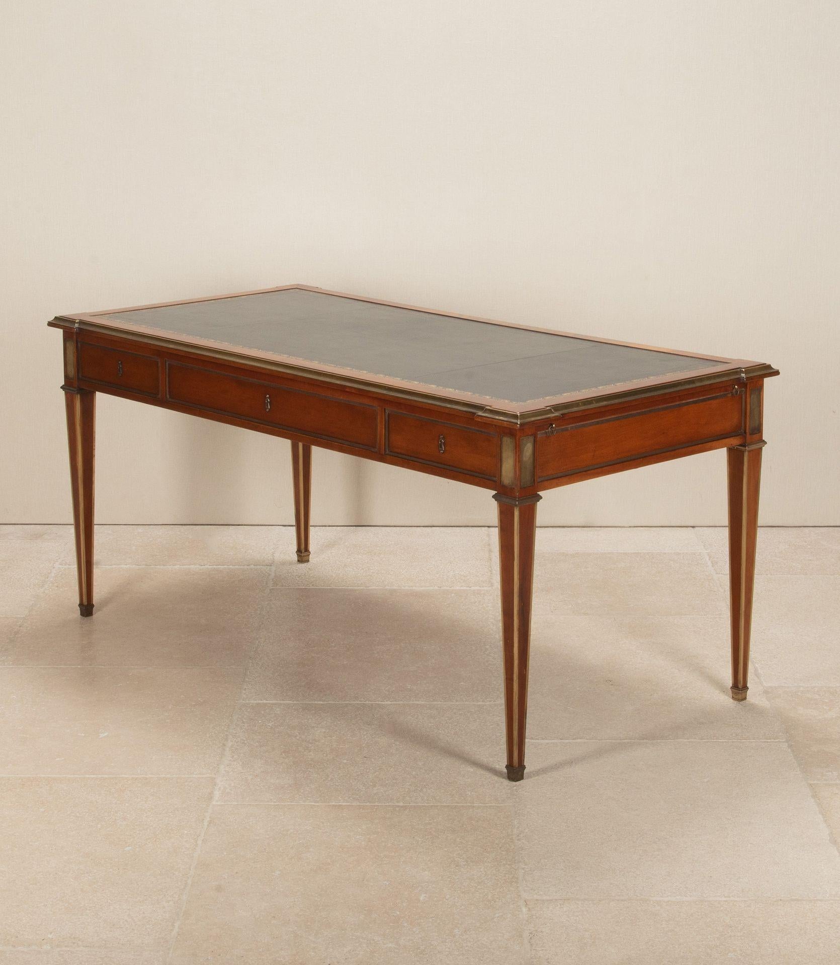 Großer französischer Mahagoni-Schreibtisch im Louis-XVI-Stil des 20. (Französisch) im Angebot