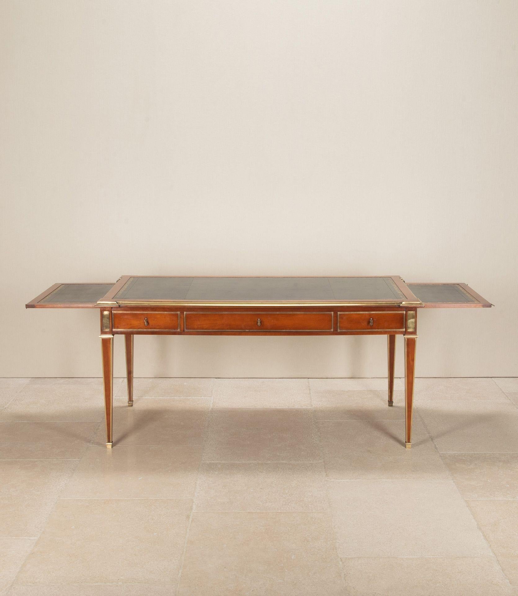 Großer französischer Mahagoni-Schreibtisch im Louis-XVI-Stil des 20. im Zustand „Gut“ im Angebot in Gloucestershire, GB