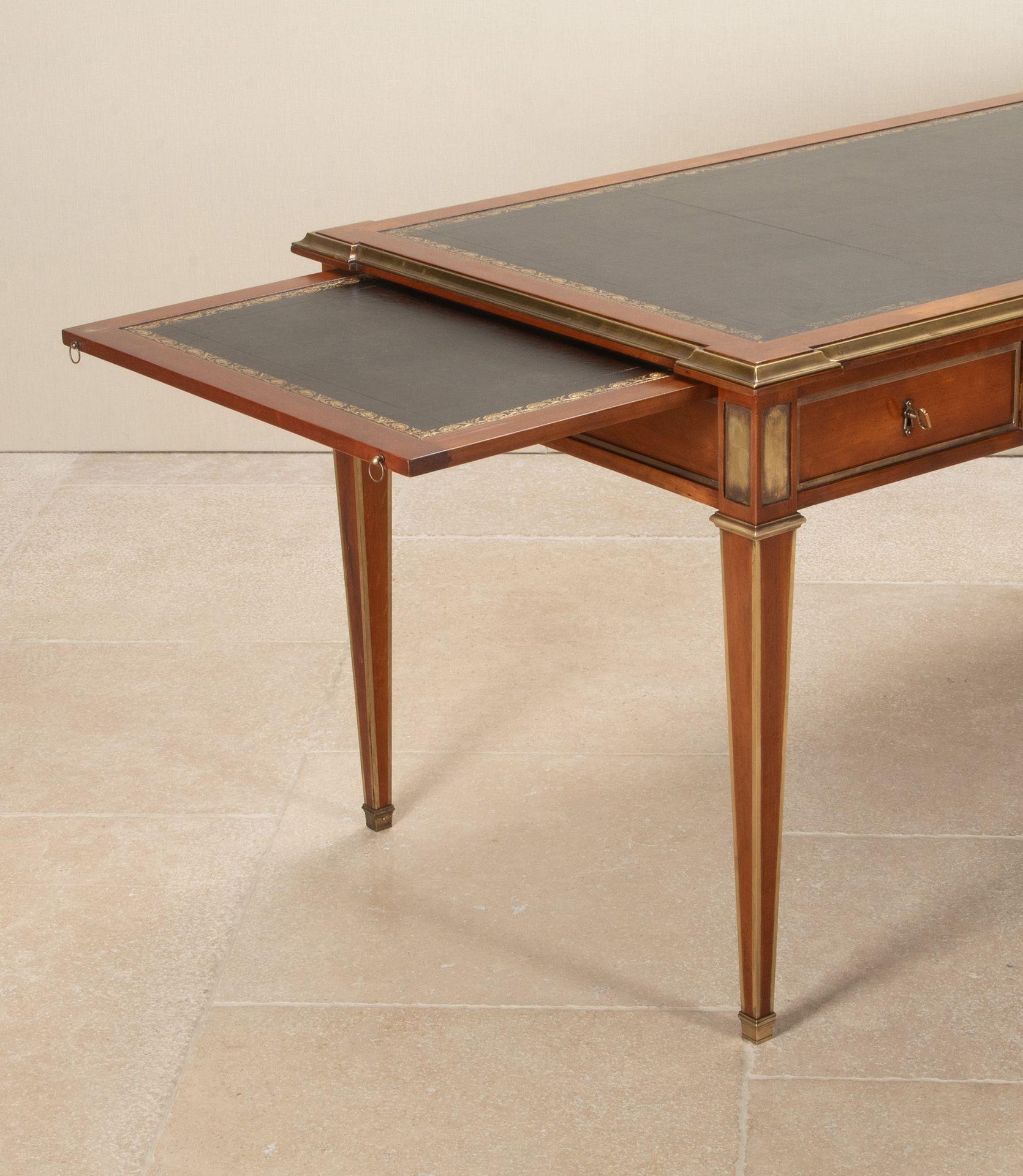 Großer französischer Mahagoni-Schreibtisch im Louis-XVI-Stil des 20. (20. Jahrhundert) im Angebot