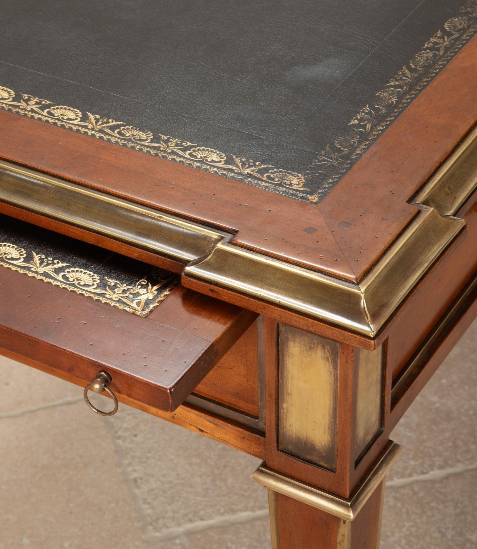 Großer französischer Mahagoni-Schreibtisch im Louis-XVI-Stil des 20. (Messing) im Angebot