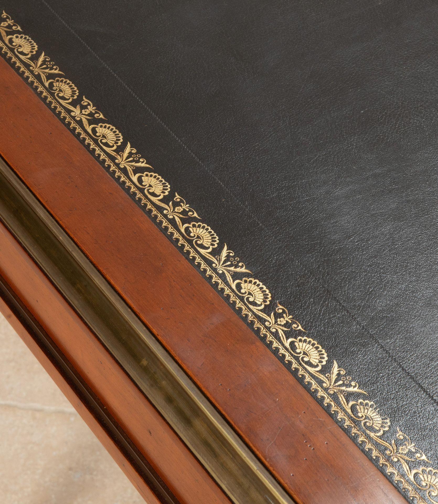 Großer französischer Mahagoni-Schreibtisch im Louis-XVI-Stil des 20. im Angebot 1