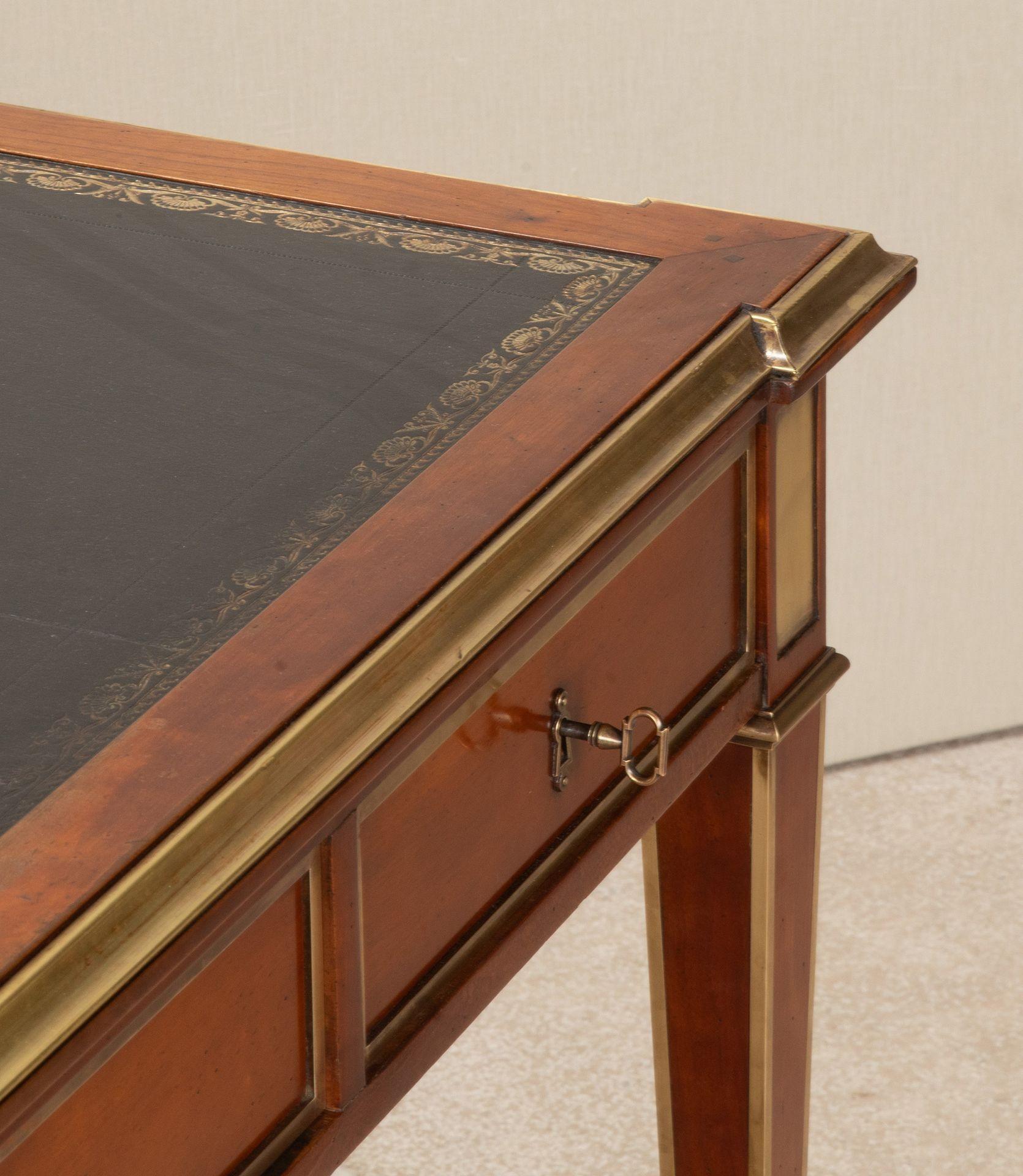 Großer französischer Mahagoni-Schreibtisch im Louis-XVI-Stil des 20. im Angebot 2